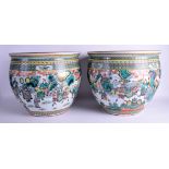 A RARE PAIR OF 19TH CENTURY CHINESE FAMILLE VERTE JARDINIÈRES Qing, painted with warriors within la