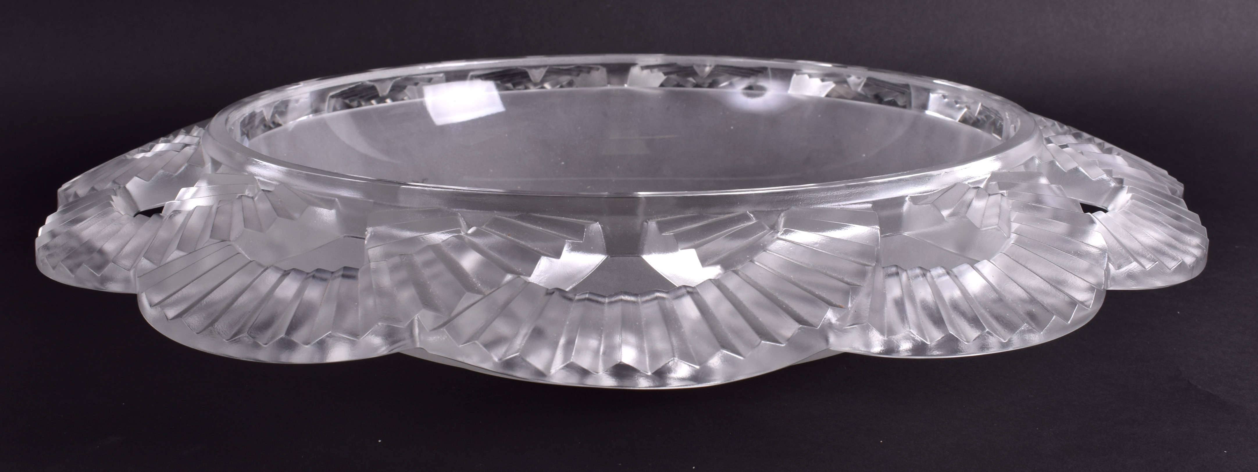 A LARGE ART DECO PIERRE DAVESN VERLYS FROSTED GLASS BOWL with angular open border. 40 cm wide. - Bild 2 aus 3