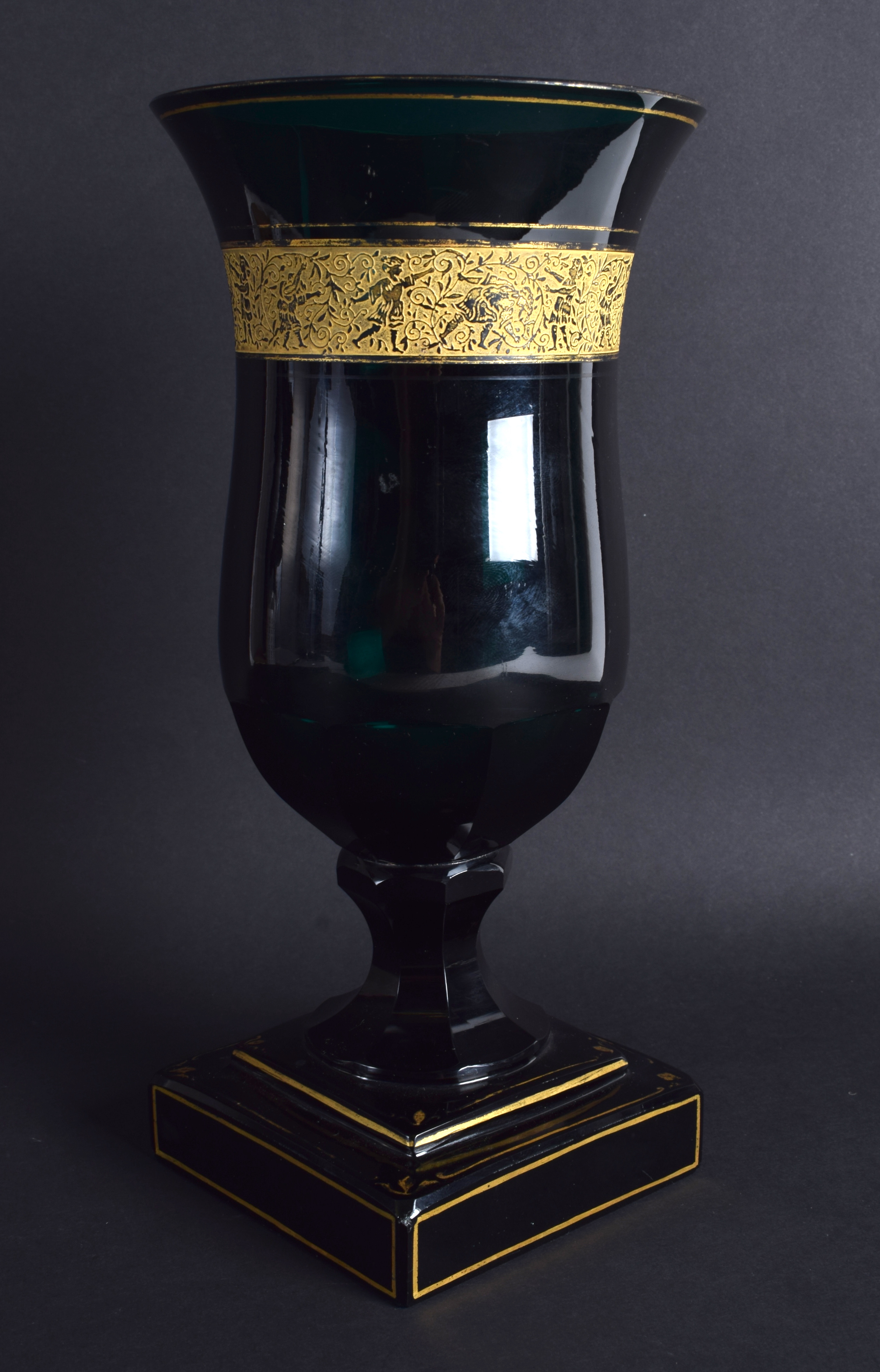 AN EARLY 19TH CENTURY BOHEMIAN GREEN GLASS VASE highlighted with a gilt banding. 24 cm high. - Bild 2 aus 3