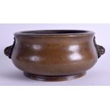 A LARGE 18TH/19TH CENTURY CHINESE TWIN HANDLED BRONZE CENSER bearing Xuande marks to base. 2900 gra