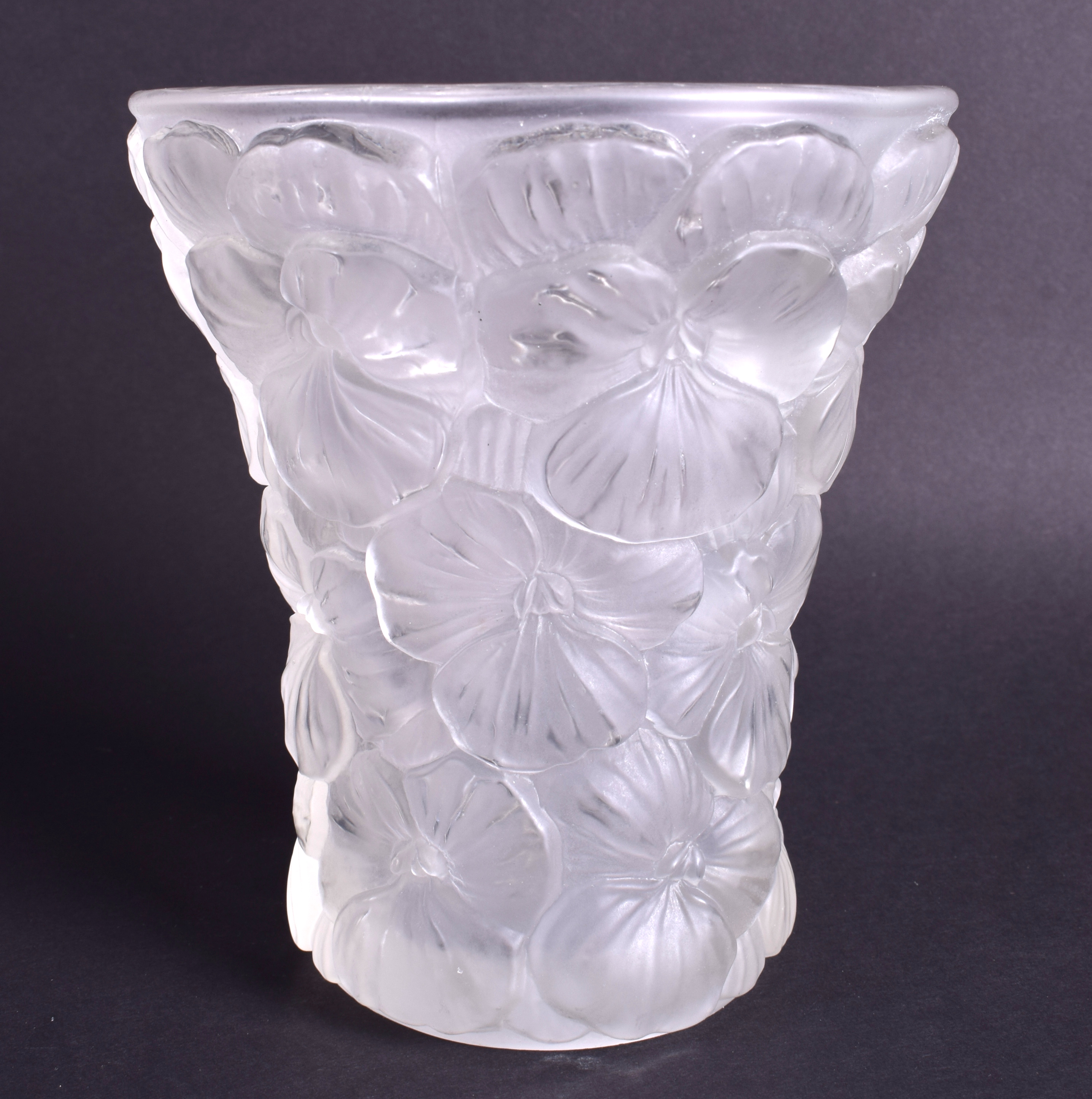 A 1930S JOSEF INWALD BAROLAC GLASS VASE decorated with pansies. 14 cm high. - Bild 2 aus 3