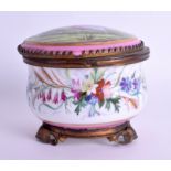 A 19TH CENTURY FRENCH PARIS PORCELAIN TRINKET BOX painted with lovers and foliage. 12 cm x 8 cm.