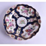 AN 18TH CENTURY WORCESTER PLATE painted with kakiemon flowers. 19 cm wide.