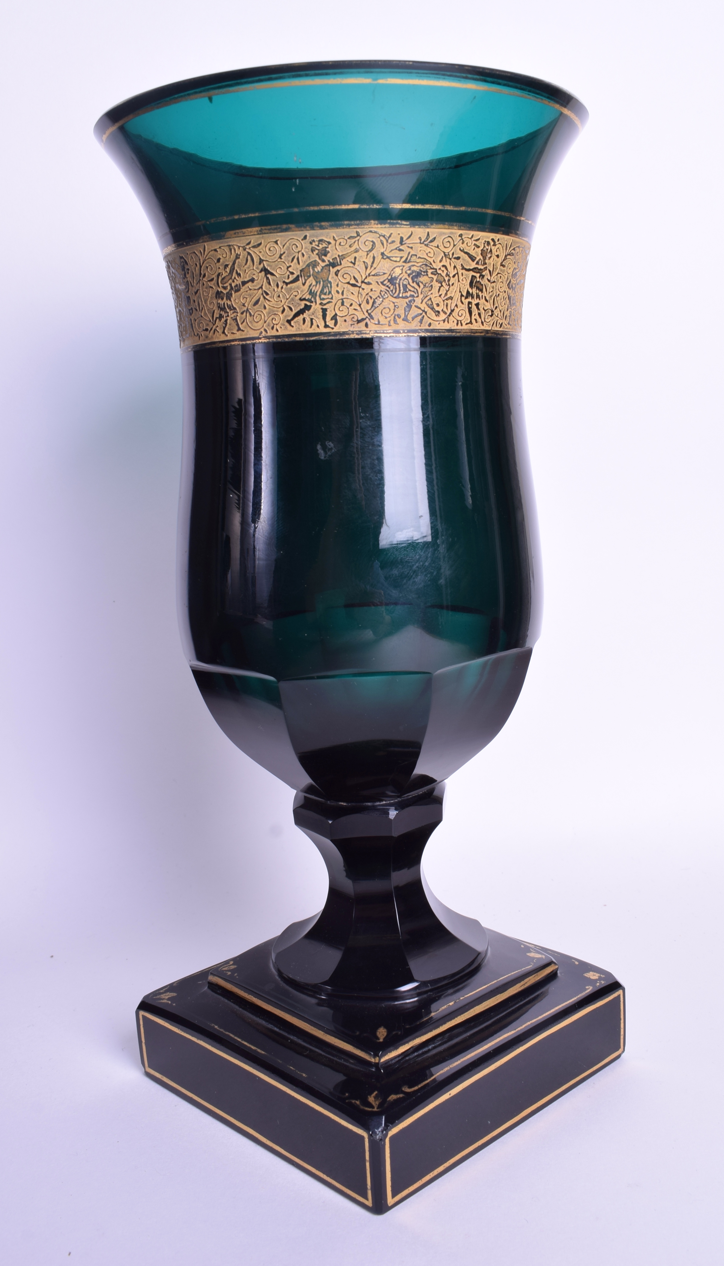 AN EARLY 19TH CENTURY BOHEMIAN GREEN GLASS VASE highlighted with a gilt banding. 24 cm high. - Bild 3 aus 3