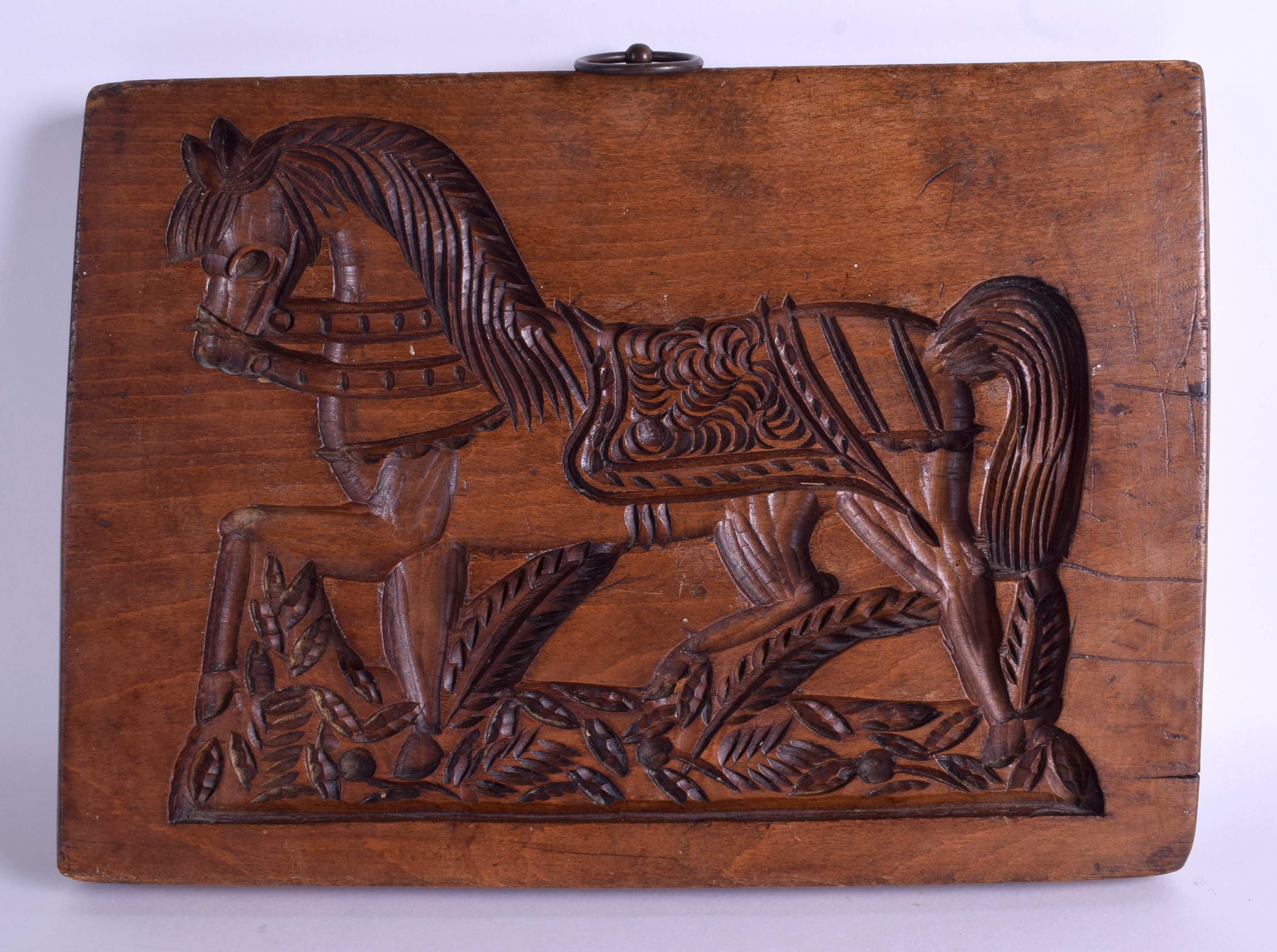 AN EARLY 19TH CENTURY TREEN GINGER BREAD MOULD depicting a lion to one side & horse to the other. 3 - Bild 2 aus 2