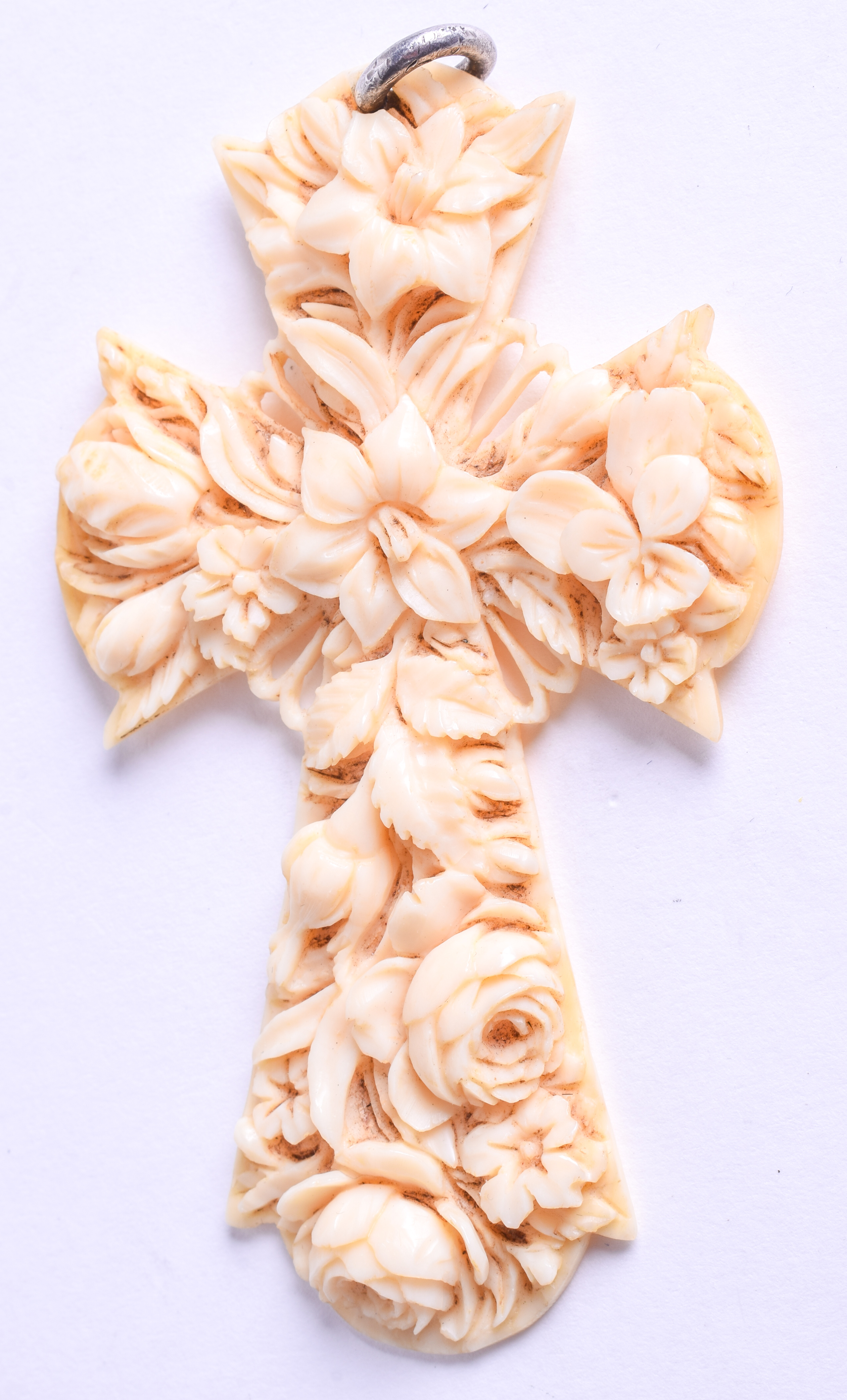 A 19TH CENTURY CARVED IVORY CROSS. 5 cm x 7 cm.