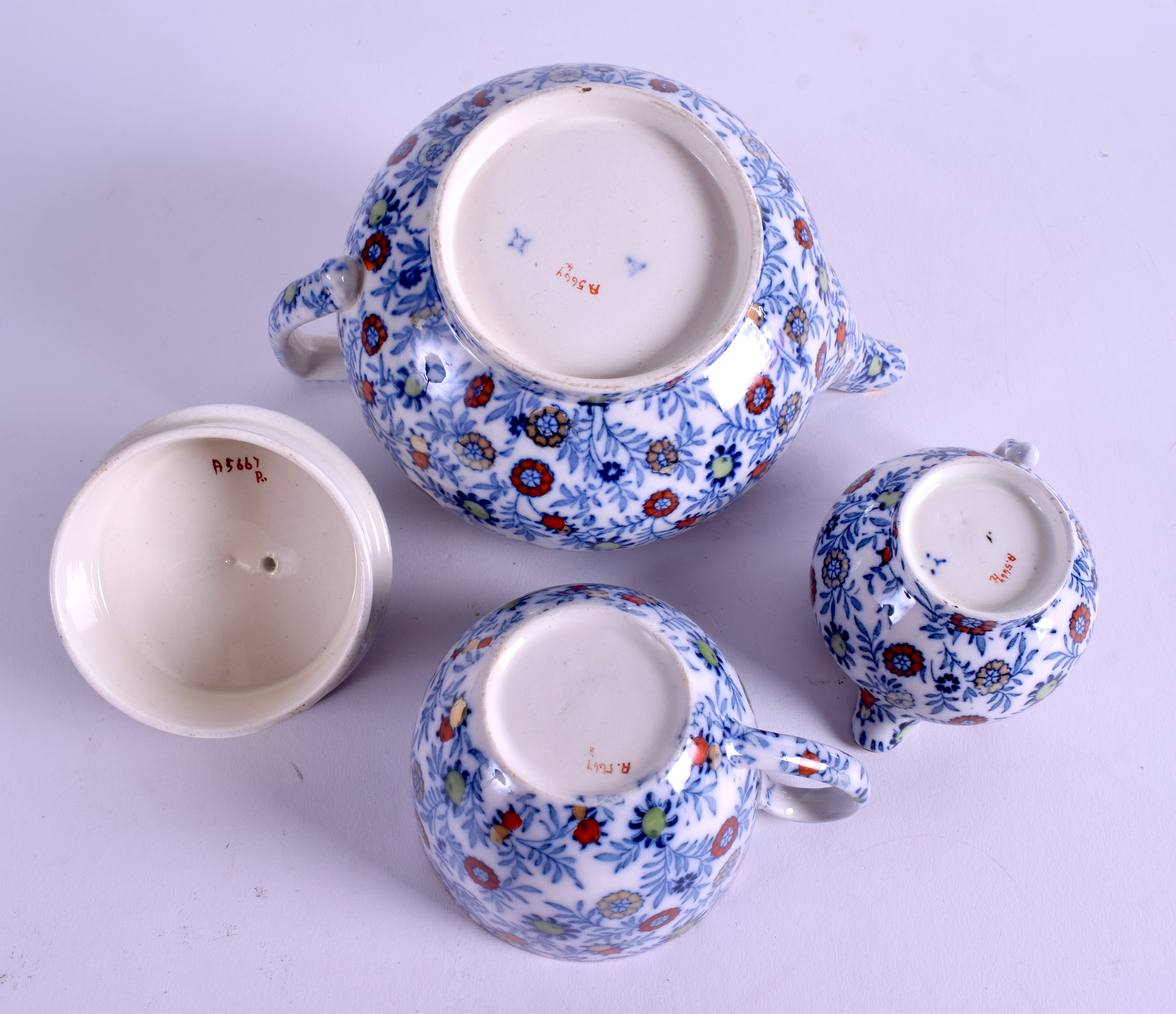 AN ANTIQUE CHINTZ TEAPOT AND COVER together with two others. Largest 19 cm wide. (3) - Bild 3 aus 3