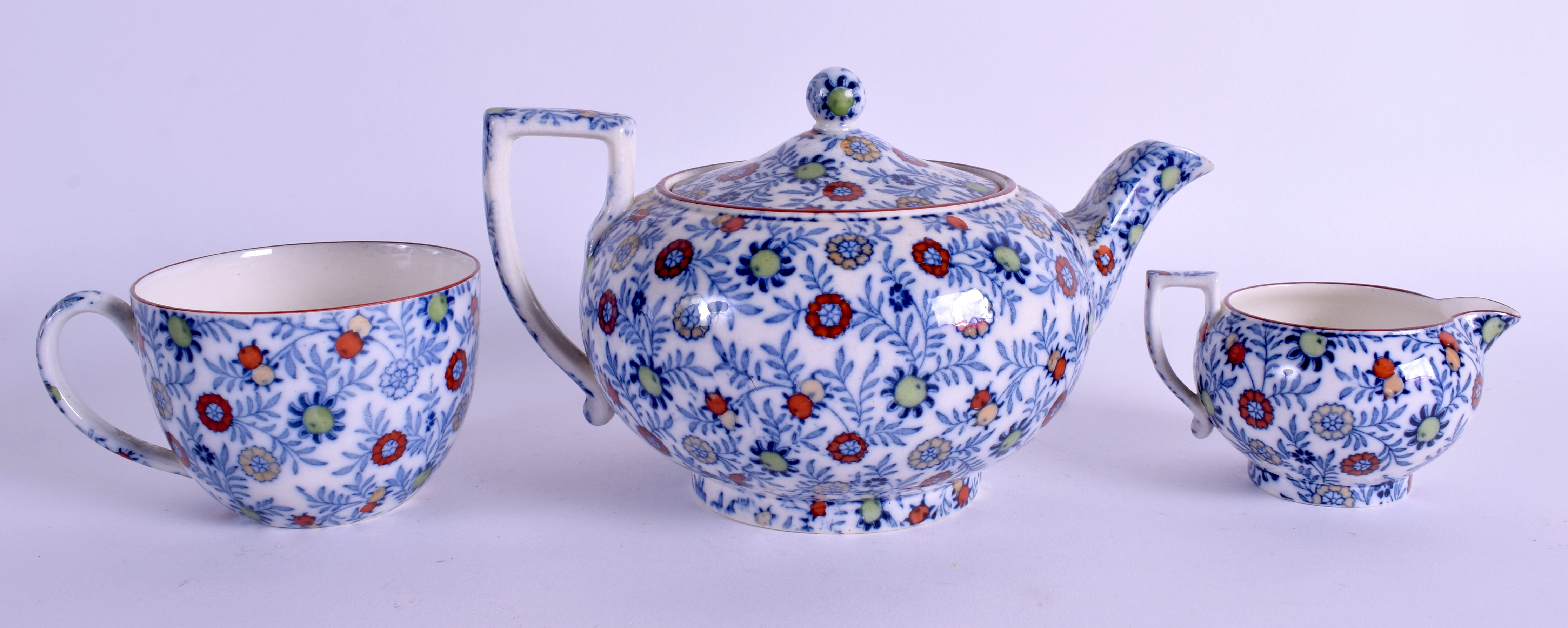 AN ANTIQUE CHINTZ TEAPOT AND COVER together with two others. Largest 19 cm wide. (3) - Bild 2 aus 3