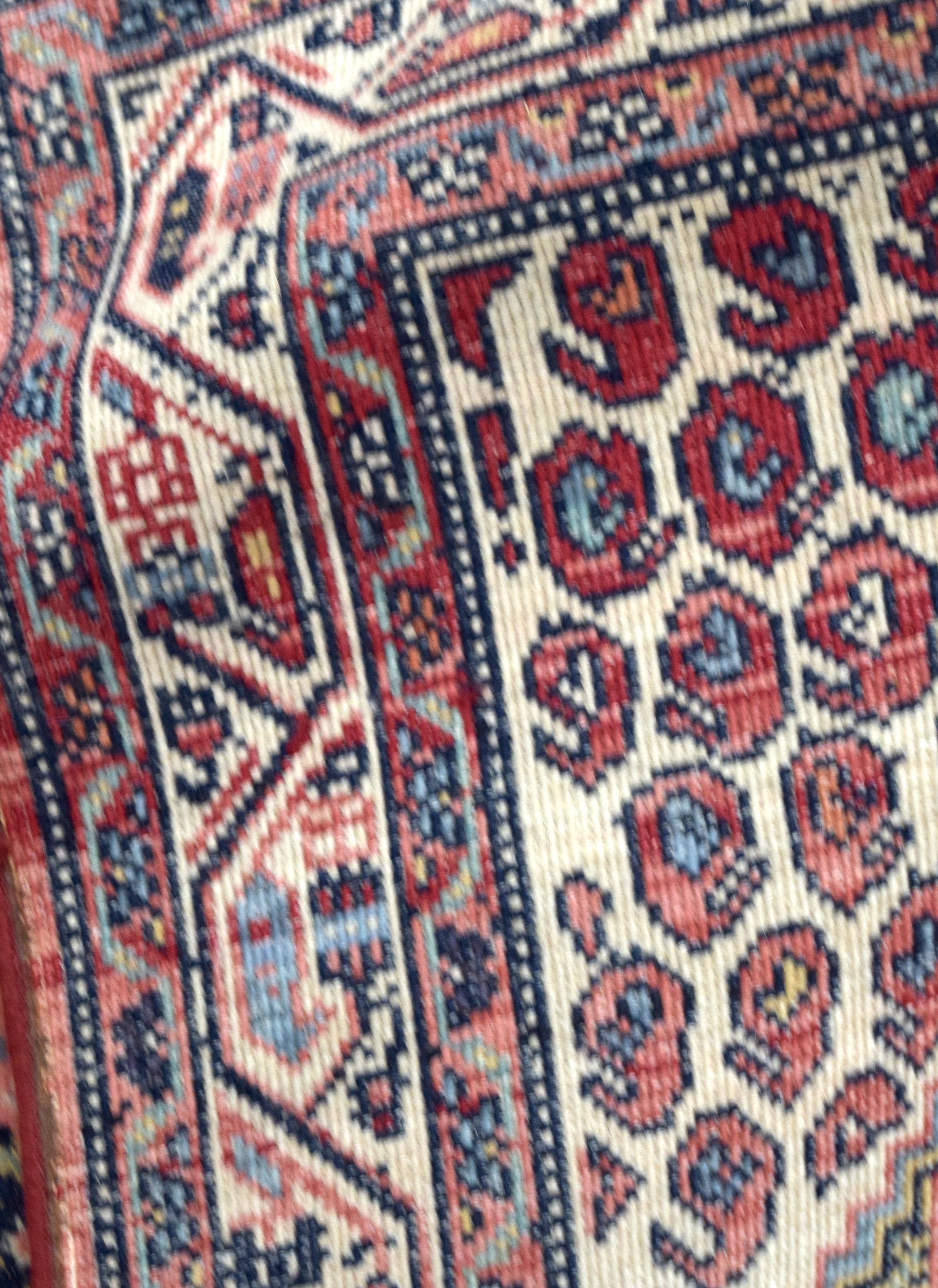 AN EARLY 20TH CENTURY PERSIAN RUNNER RUG, decorated with foliage and motifs. 330 cm x 90 cm. - Bild 3 aus 3