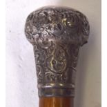 AN EARLY 20TH CENTURY SILVER TOP WALKING CANE, decorated with extensive foliage. 91 cm long.