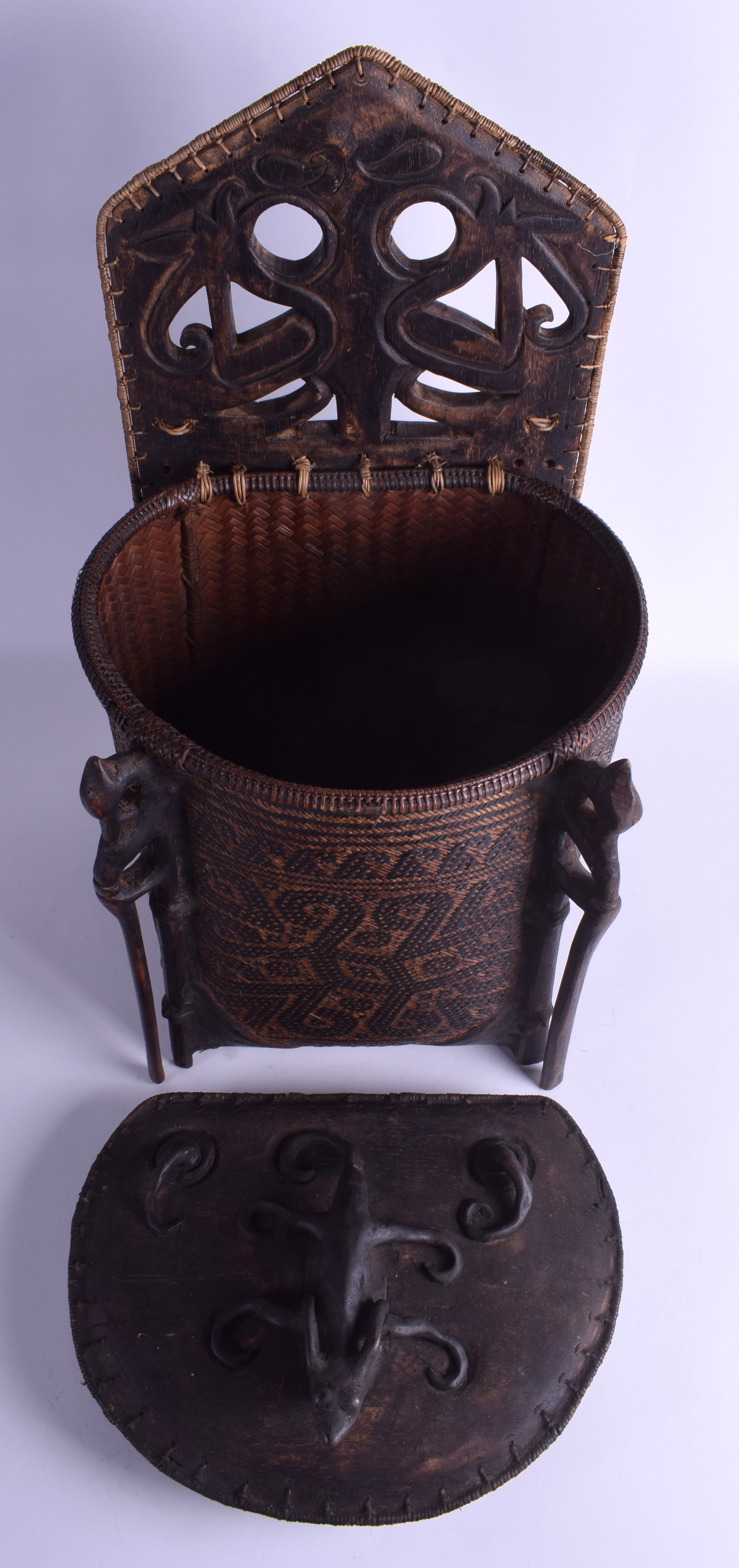 AN EARLY 20TH CENTURY CARVED WOOD AND WICKER WORK TRIBAL BOX AND COVER possibly Papua New Guinea. 5 - Bild 4 aus 4