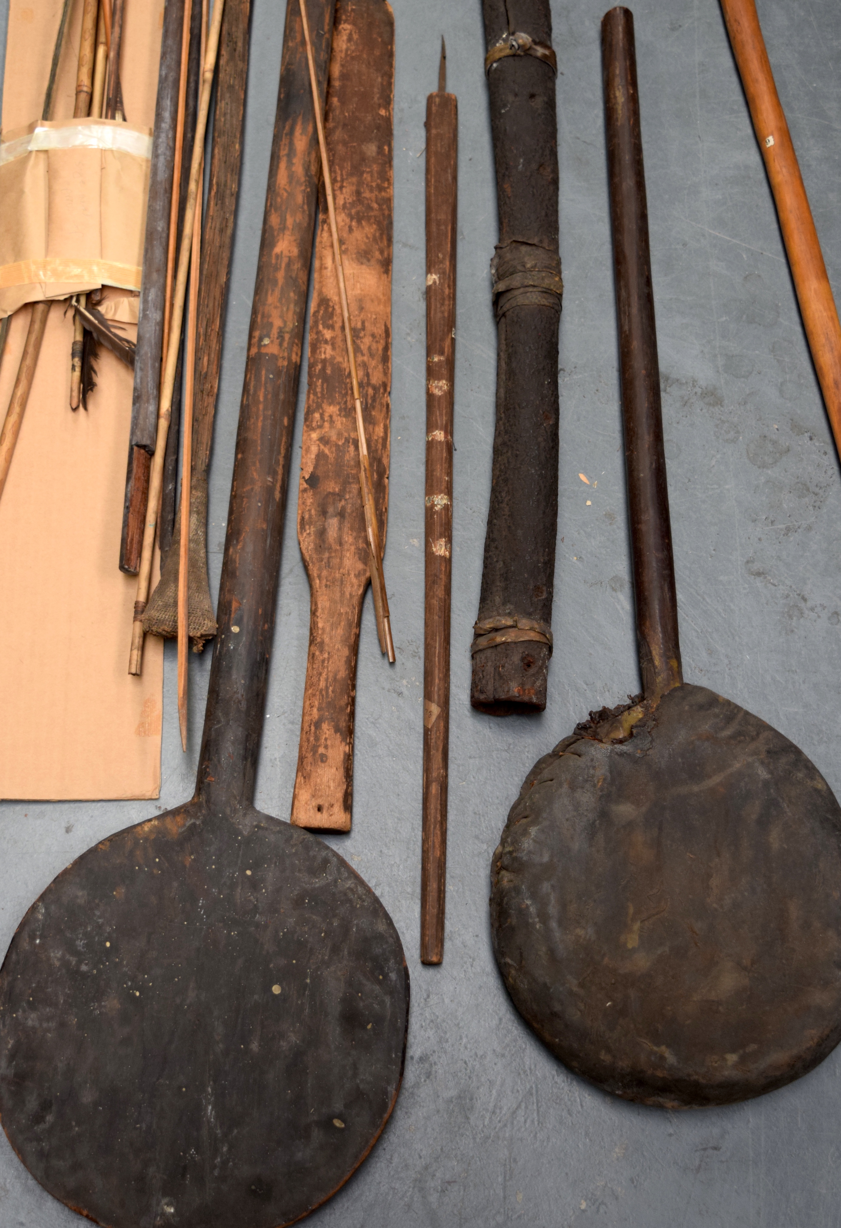 A COLLECTION OF ANTIQUE TRIBAL WEAPONS AND OTHER ARTICLES, spears, arrows etc, some bearing old lab - Bild 2 aus 6
