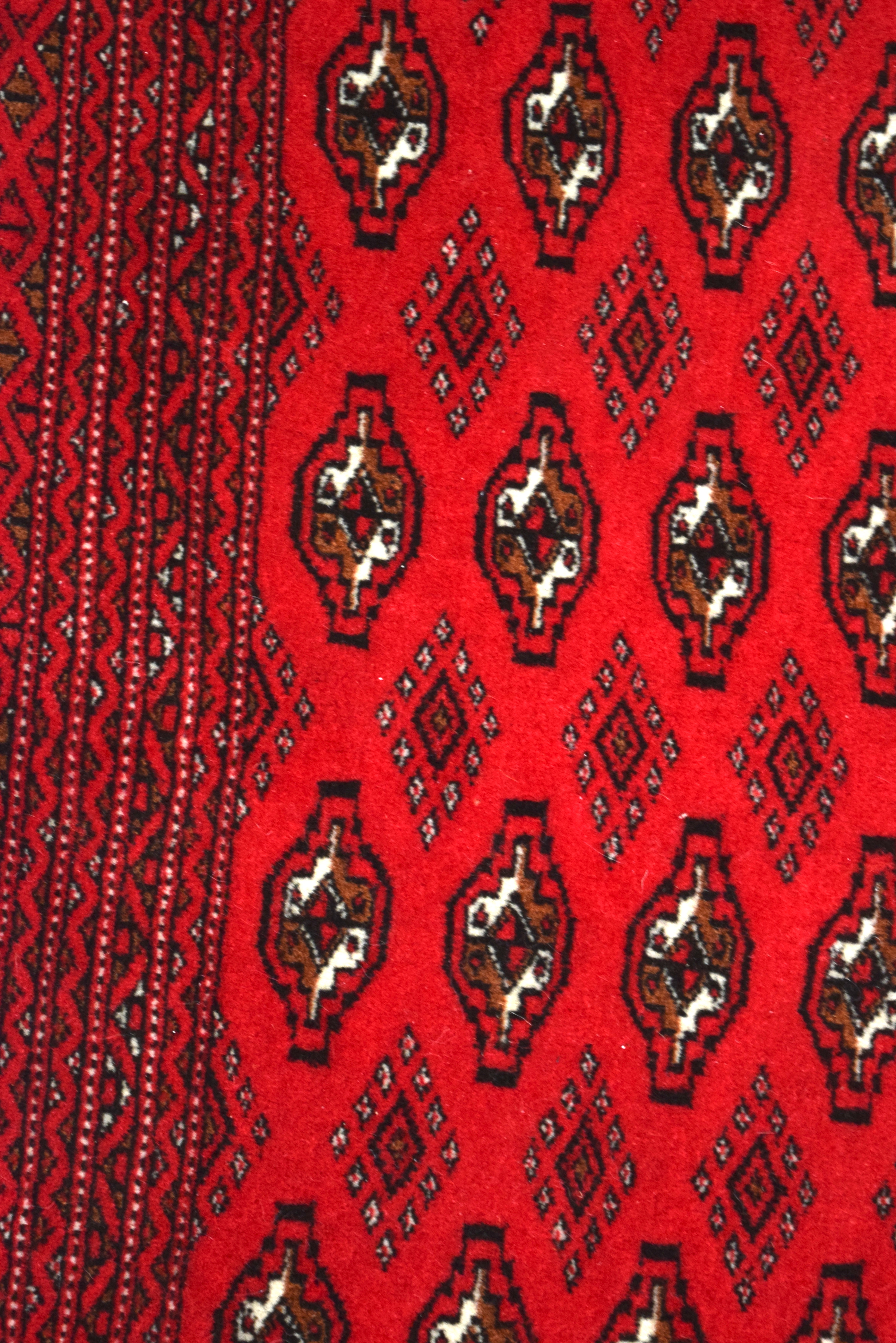 A PAIR OF MID 20TH CENTURY RED GROUND TEKKE TURKMEN SADDLE BAG, decorated with motifs. 114 cm x 63 - Bild 2 aus 3