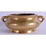 A VERY GOOD 17TH/18TH CENTURY CHINESE TWIN HANDLED BRONZE CENSER bearing Xuande marks to base. 1605