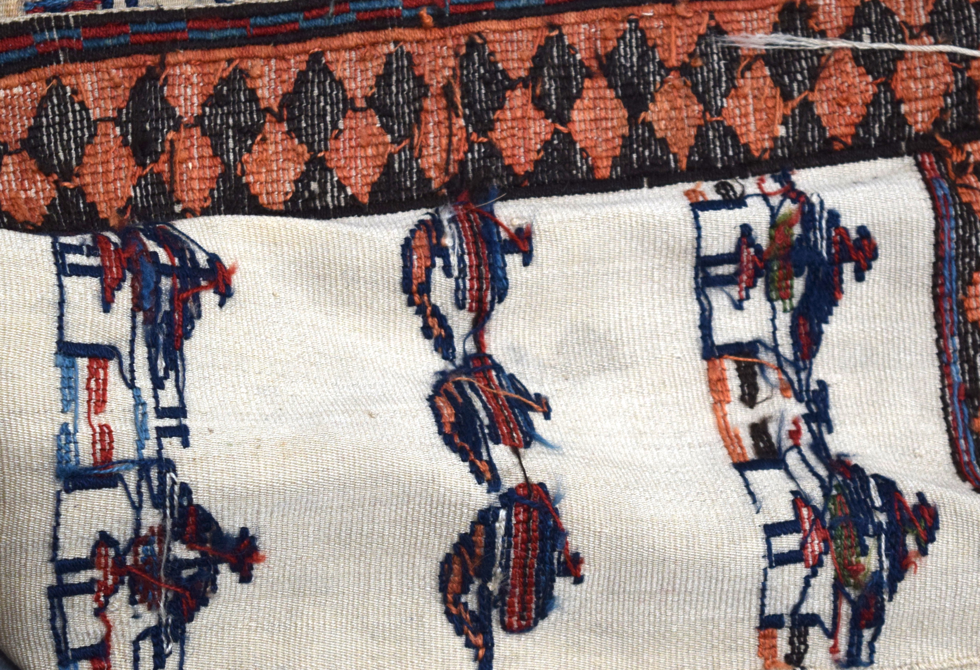 A RARE ANTIQUE 19TH/20TH CENTURY NAVAJO NATIVE AMERICAN RUG, decorated with figures and stylised ob - Bild 3 aus 4