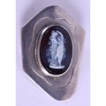 A GOOD EARLY 20TH CENTURY SILVER AGATE INSET BROOCH, carved in the form of a Neo Classical female.