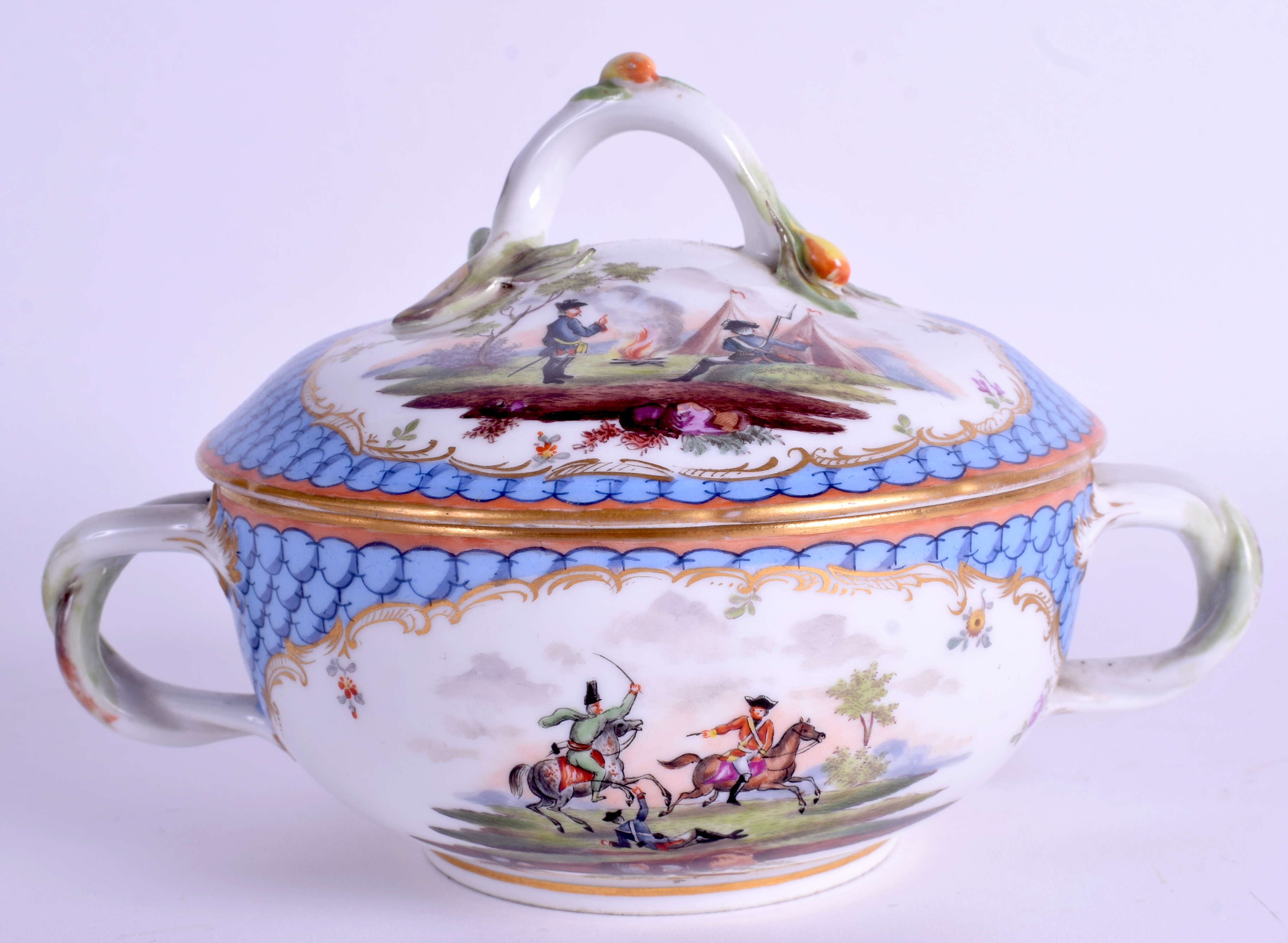 A 19TH CENTURY TWIN HANDLED GERMAN PORCELAIN BOX AND COVER painted with soldiers amongst foliage. 1