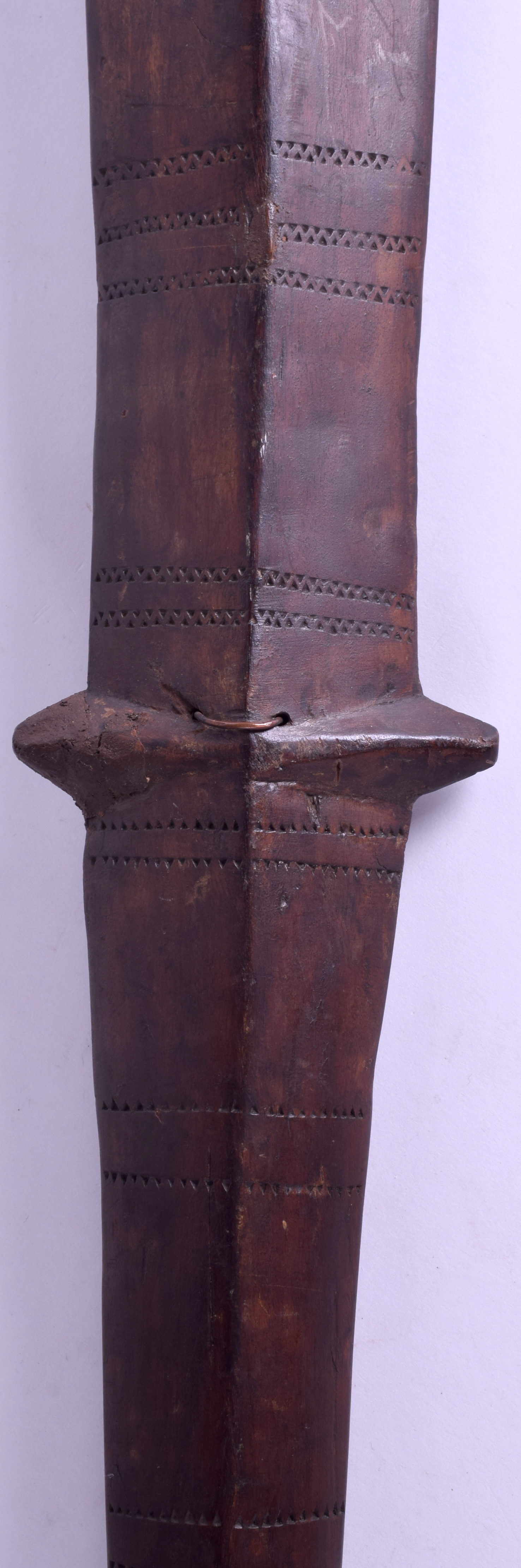 A 19TH CENTURY POLYNESIAN SOUTHSEA ISLANDS TRIBAL WOOD CLUB decorated with arrow head motifs. 129 c - Bild 3 aus 19