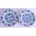 A LARGE PAIR OF 18TH CENTURY CHINESE EXPORT BLUE AND WHITE PLATES Qianlong. 28 cm wide.