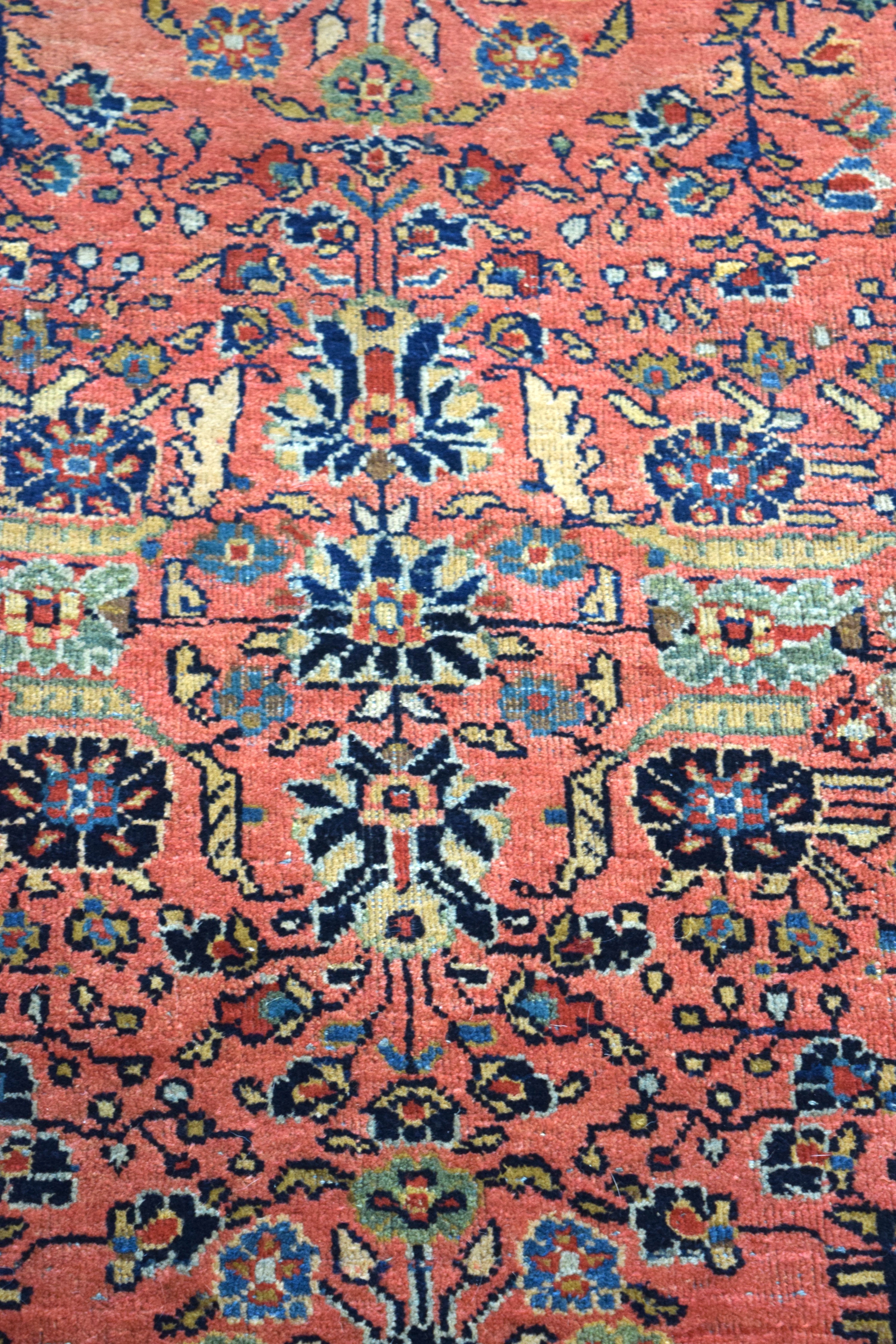 AN ANTIQUE PERSIAN SAROUK RUG, probably woven by two weavers, notable difference to each half. 150 - Bild 2 aus 5