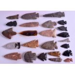 A COLLECTION OF ANTIQUE ARROW HEAD FLINTS. (qty)