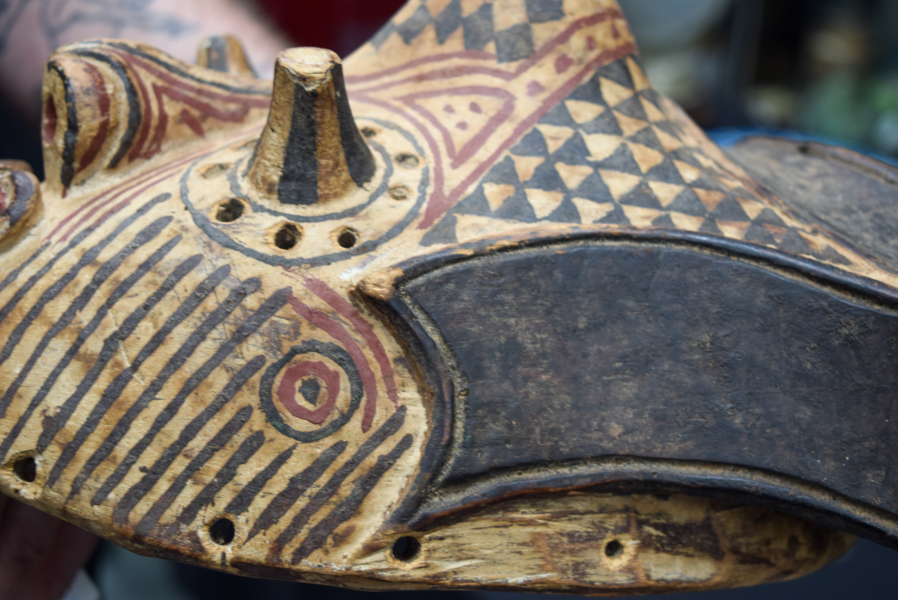 AN UNUSUAL TRIBAL AFRICAN POLYCHROMED WOOD MASK decorated with zig zag motifs. 30 cm x 21 cm. - Bild 9 aus 9