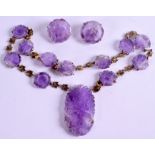 A GOOD CHINESE GOLD AND AMETHYST NECKLACE with matching earrings. Necklace 40 cm long. (3)