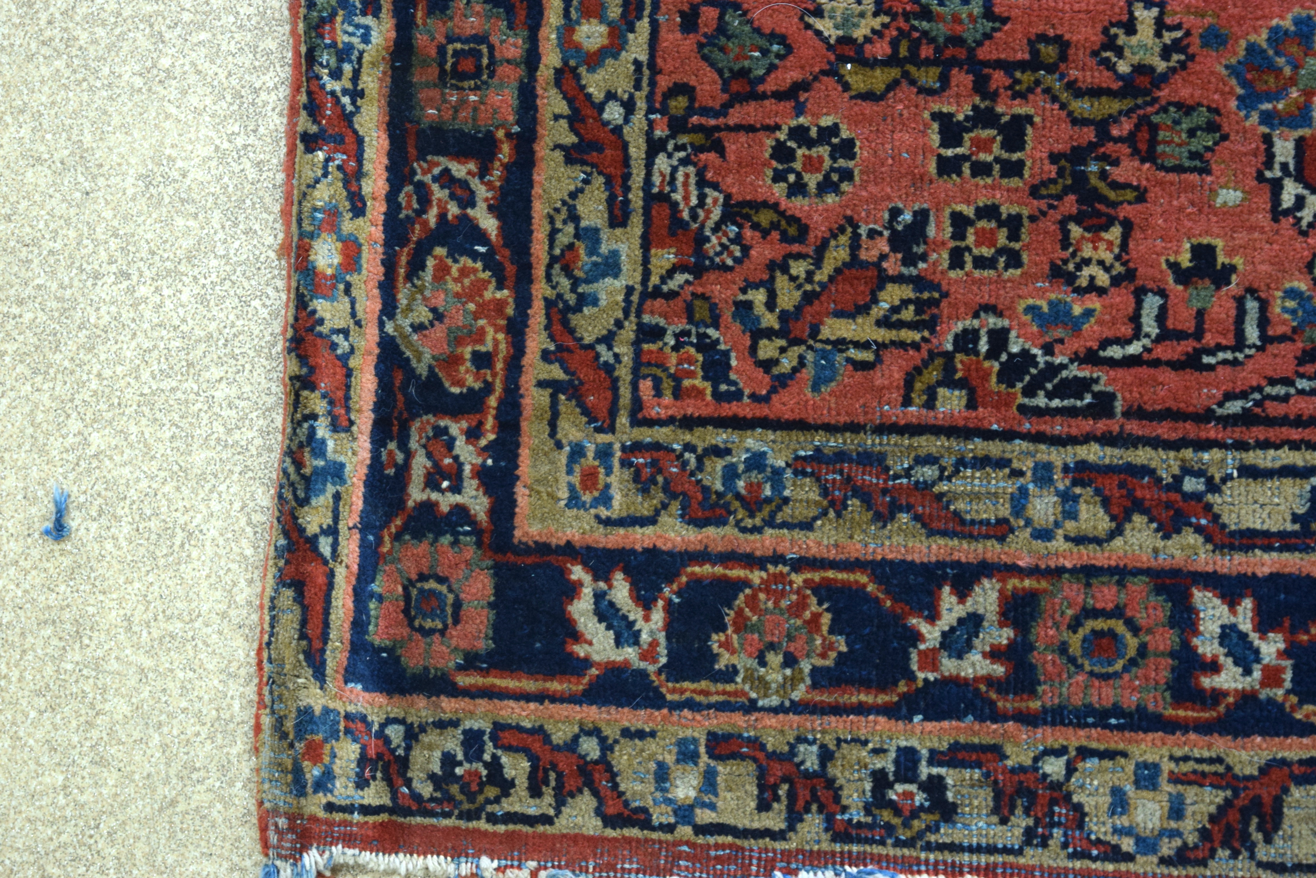 AN ANTIQUE PERSIAN SAROUK RUG, probably woven by two weavers, notable difference to each half. 150 - Bild 3 aus 5