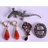 AN ANTIQUE SILVER LIZARD BROOCH, together with agate tear drop earrings etc. (5)