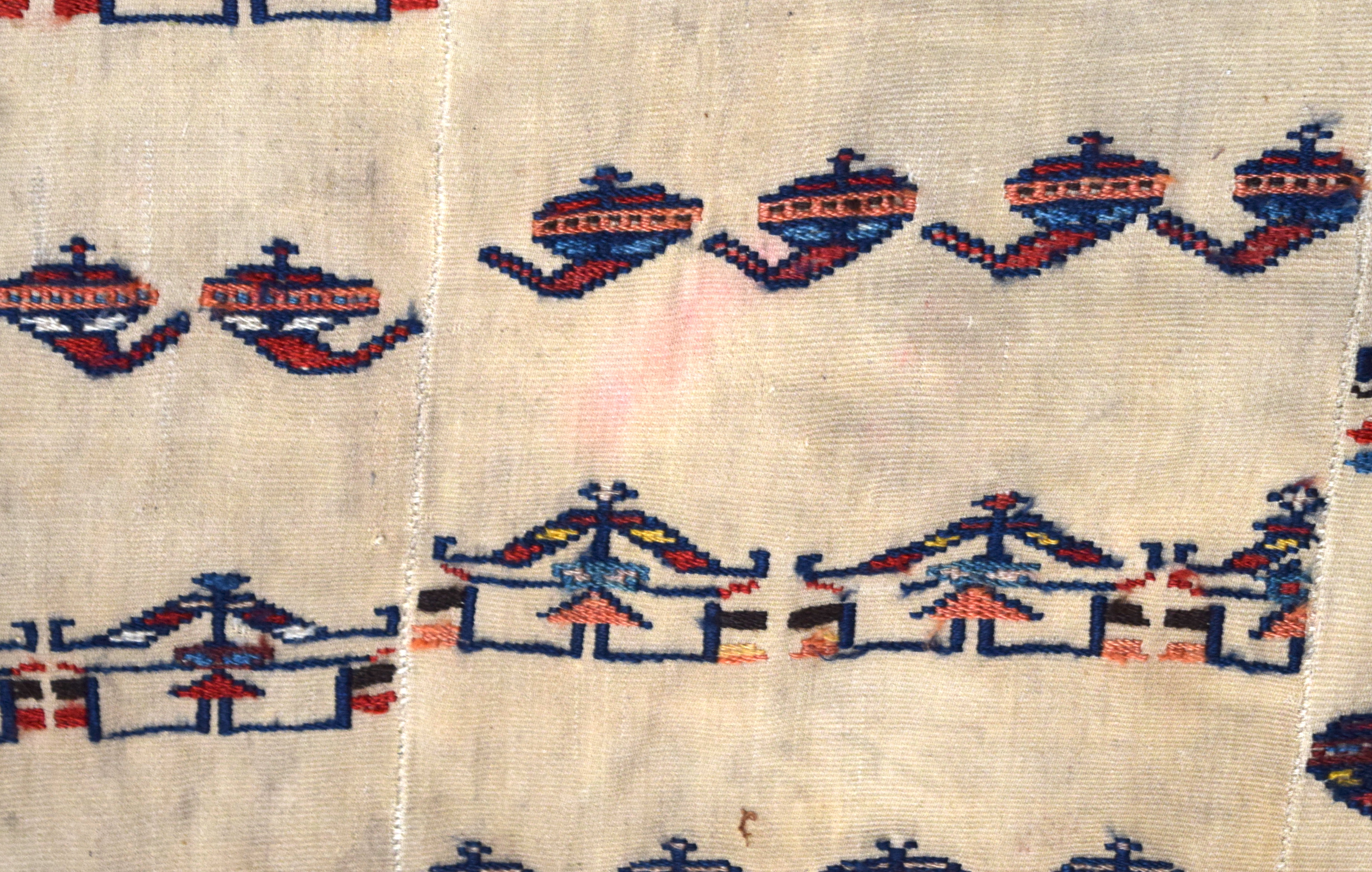 A RARE ANTIQUE 19TH/20TH CENTURY NAVAJO NATIVE AMERICAN RUG, decorated with figures and stylised ob - Bild 2 aus 4