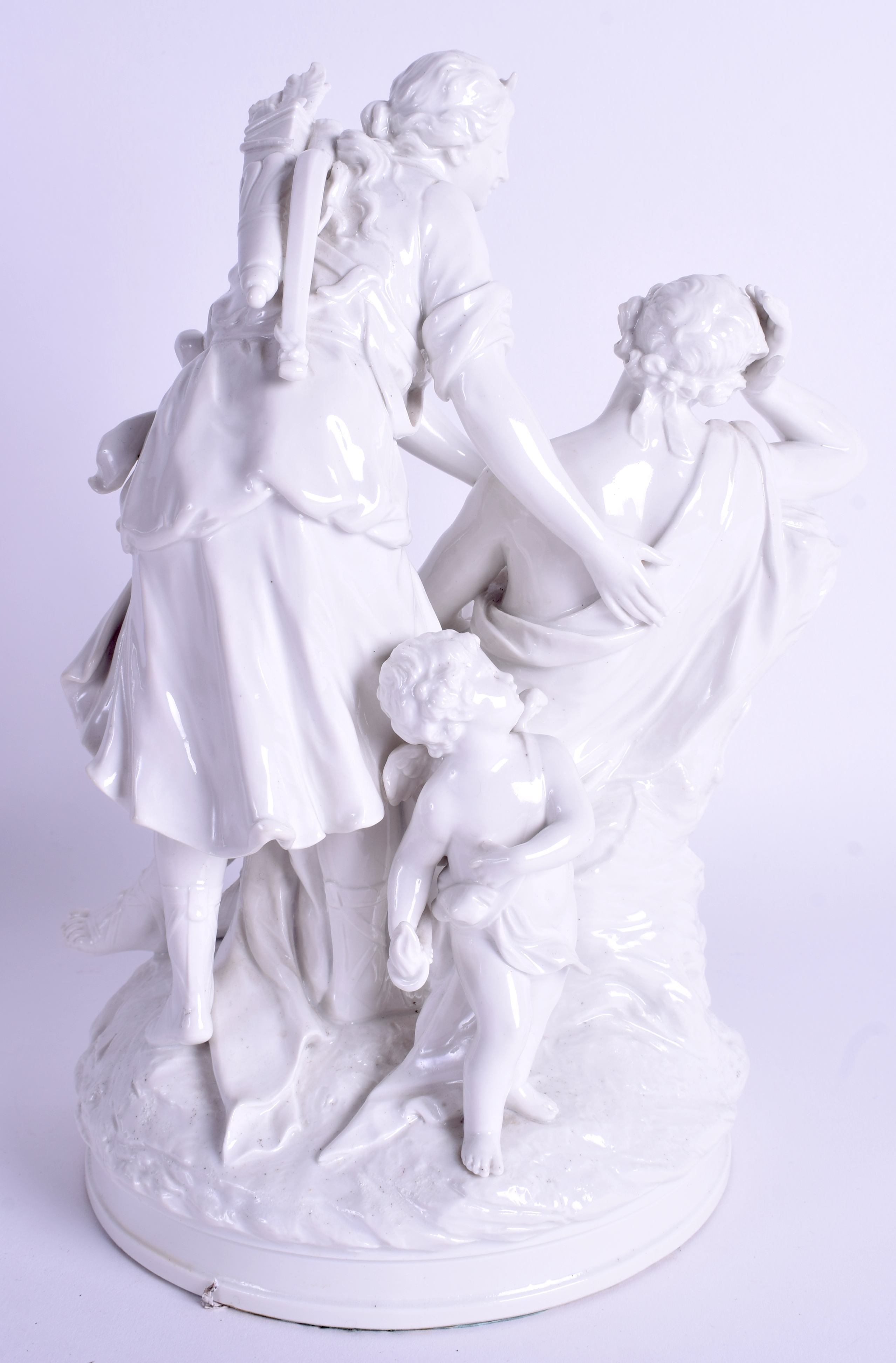 A LARGE 19TH CENTURY ITALIAN WHITE GLAZED FIGURAL GROUP depicting a winged female beside a fallen m - Bild 2 aus 3