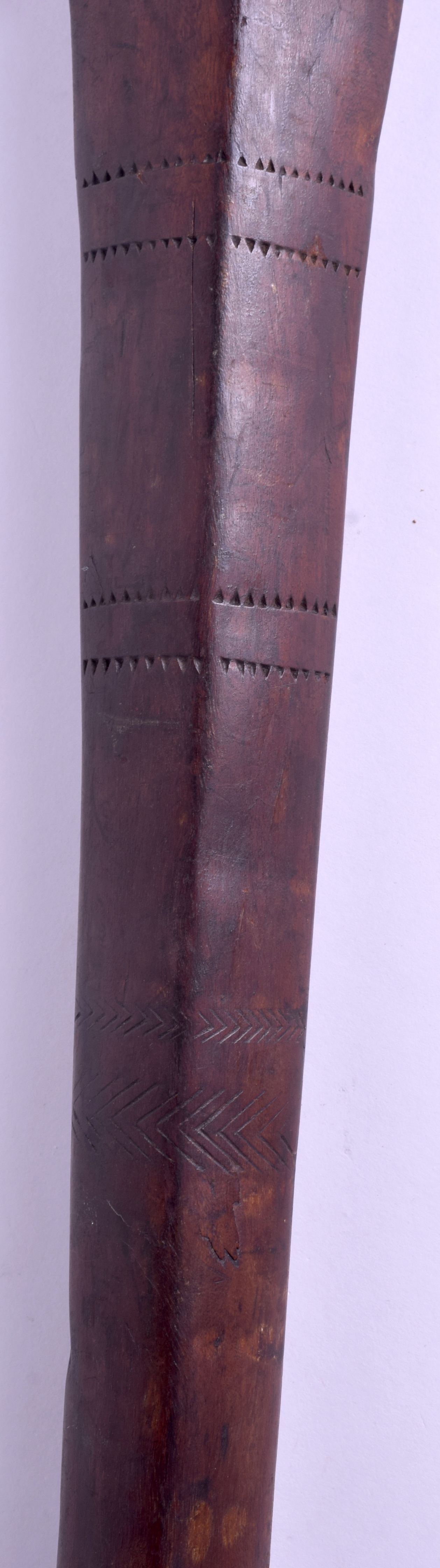 A 19TH CENTURY POLYNESIAN SOUTHSEA ISLANDS TRIBAL WOOD CLUB decorated with arrow head motifs. 129 c - Bild 4 aus 19