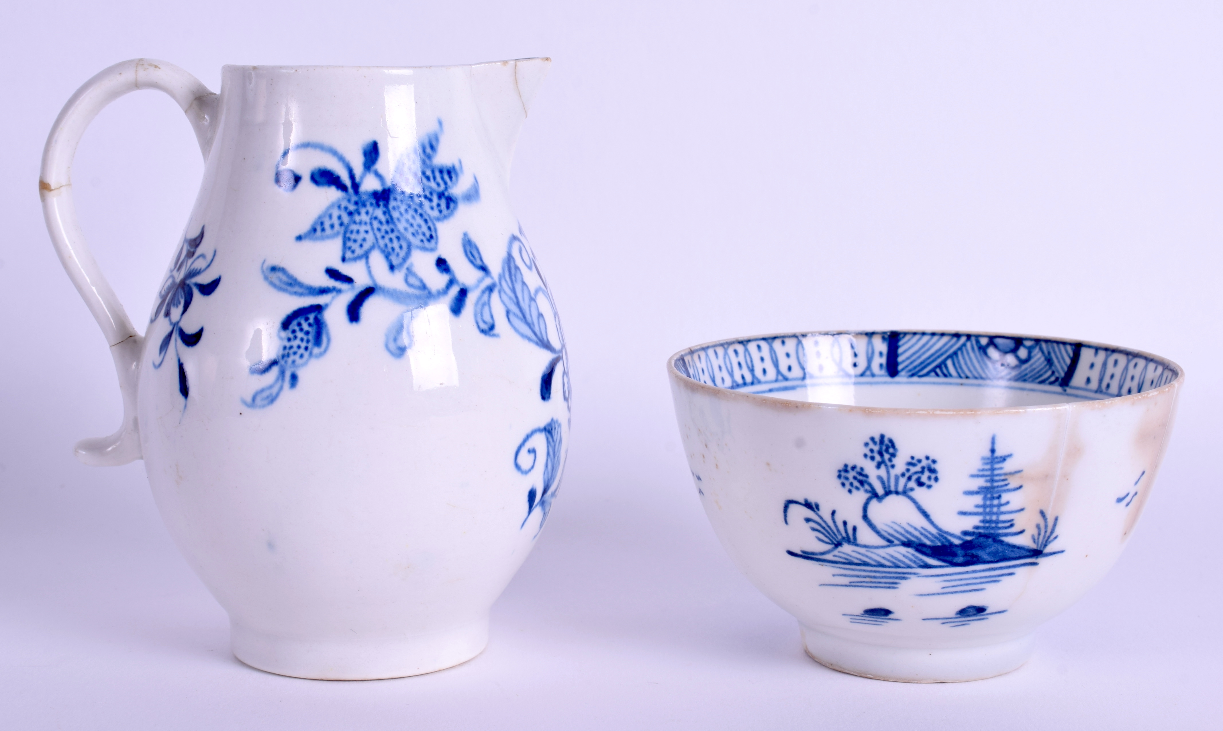 AN 18TH CENTURY LIVERPOOL BLUE AND WHITE SPARROWBEAK JUG together with an English porcelain teabowl - Bild 2 aus 4