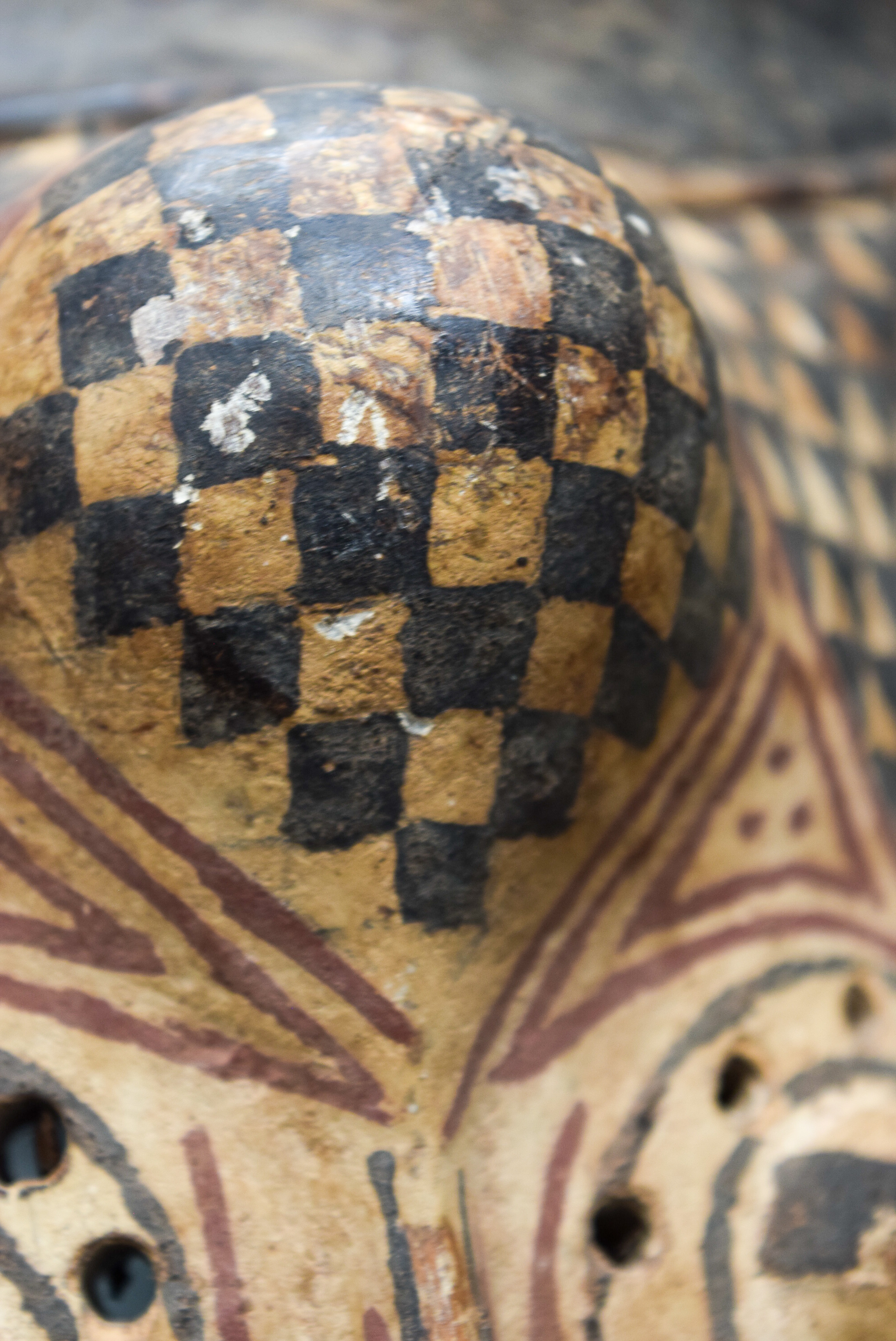 AN UNUSUAL TRIBAL AFRICAN POLYCHROMED WOOD MASK decorated with zig zag motifs. 30 cm x 21 cm. - Bild 4 aus 9