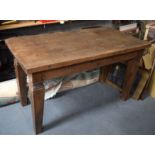 AN EARLY 20TH CENTURY OAK COUNTRY TABLE, formed upon tapering legs. 79 cm x 136 cm.