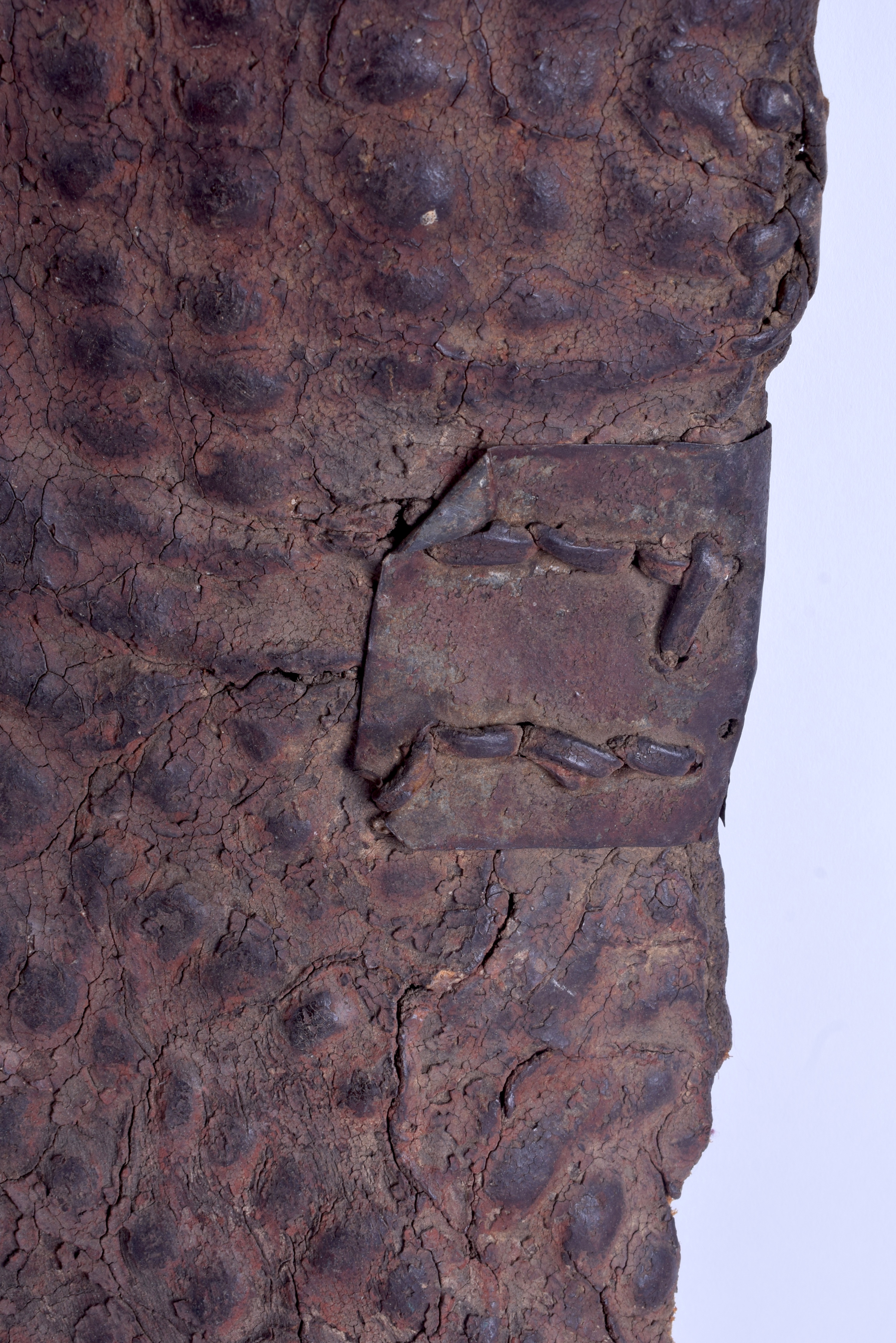 A 19TH CENTURY AFRICAN RHINOCEROS HORN HIDE SHIELD with dimpled decoration, possibly Ethiopian. 94 - Bild 5 aus 10