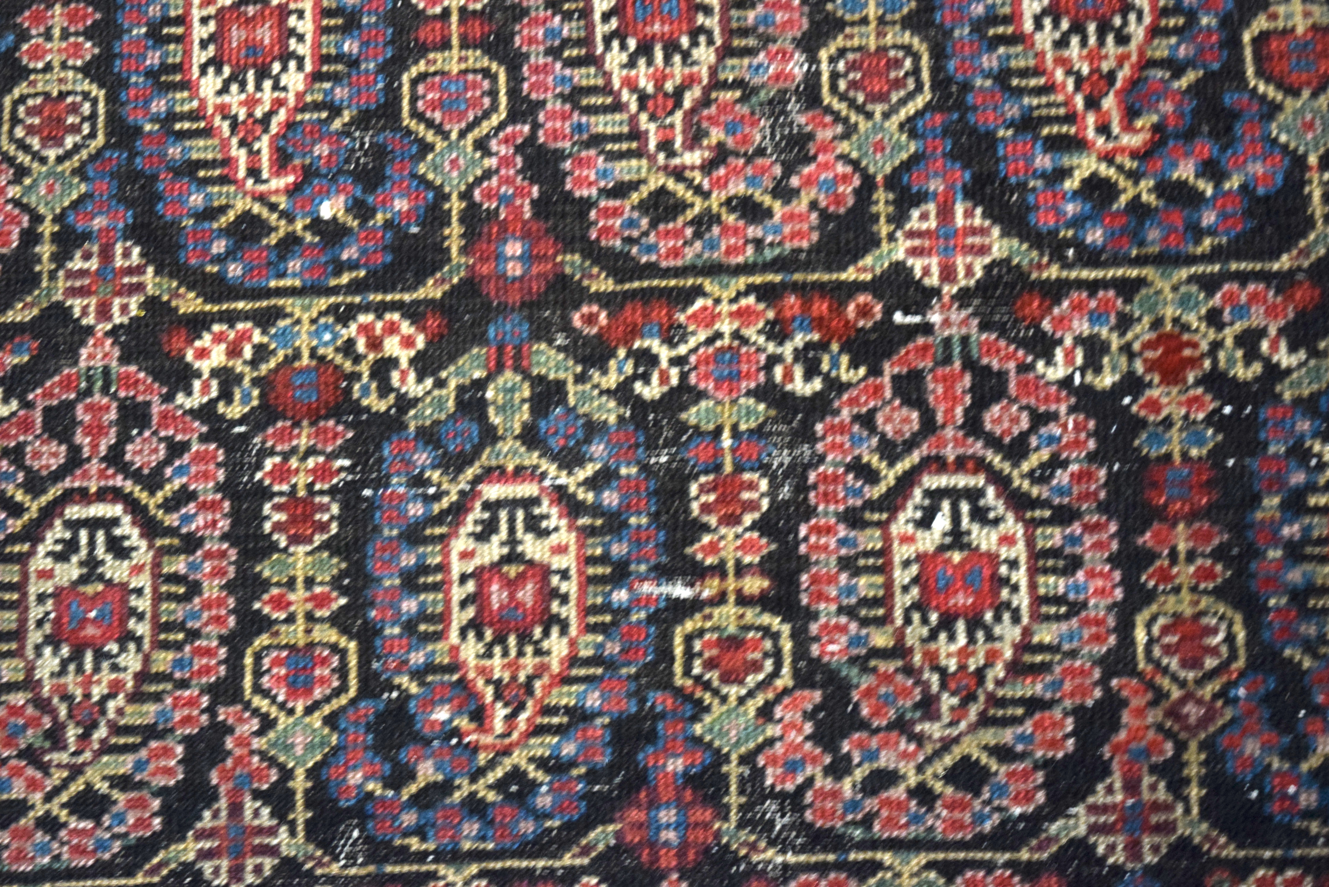 A 19TH CENTURY KURDISH BIDJAR RUNNER RUG, decorated with botah and extensive stylised foliage. 331 - Bild 3 aus 5