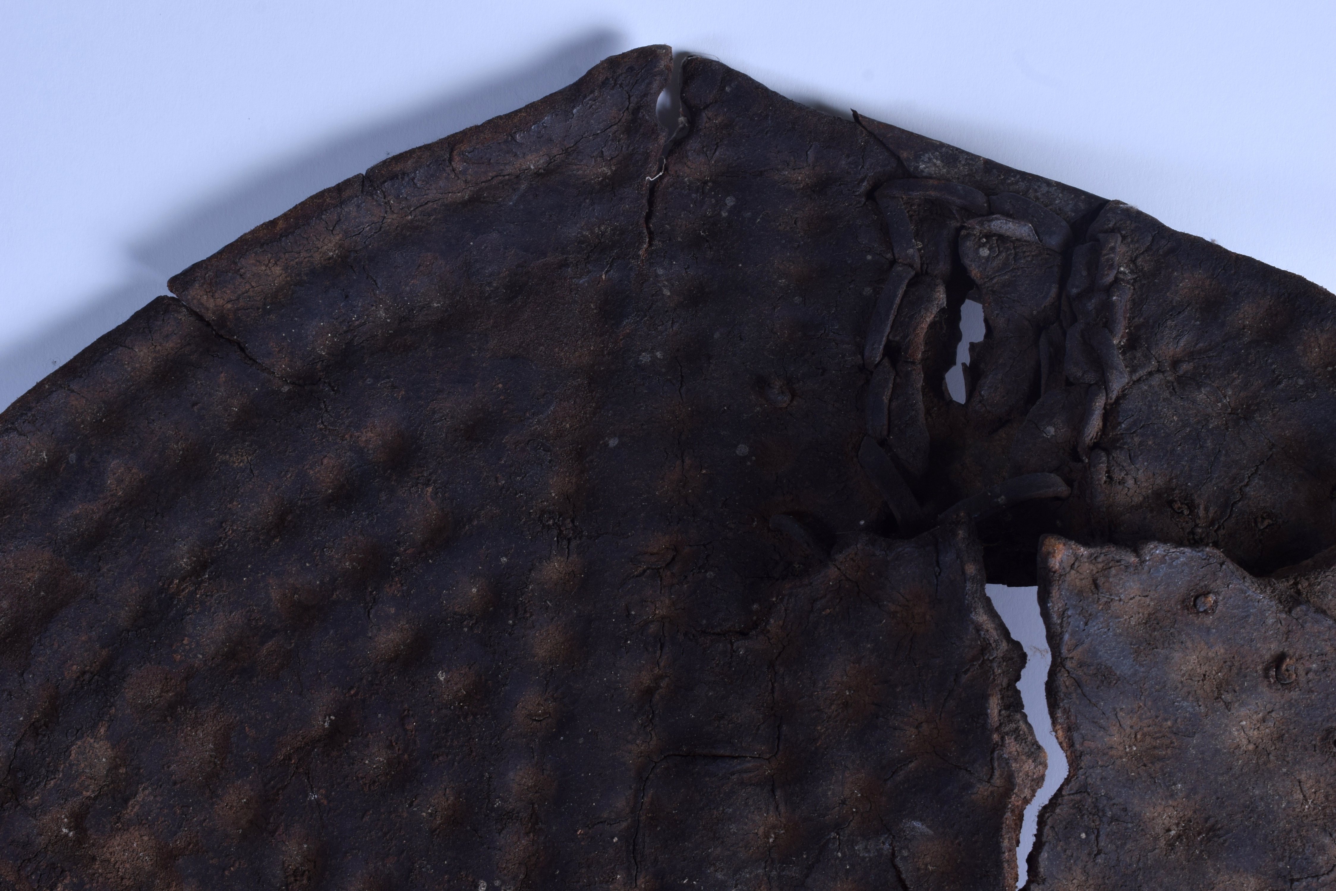 A 19TH CENTURY AFRICAN RHINOCEROS HORN HIDE SHIELD with dimpled decoration, possibly Ethiopian. 94 - Bild 9 aus 10