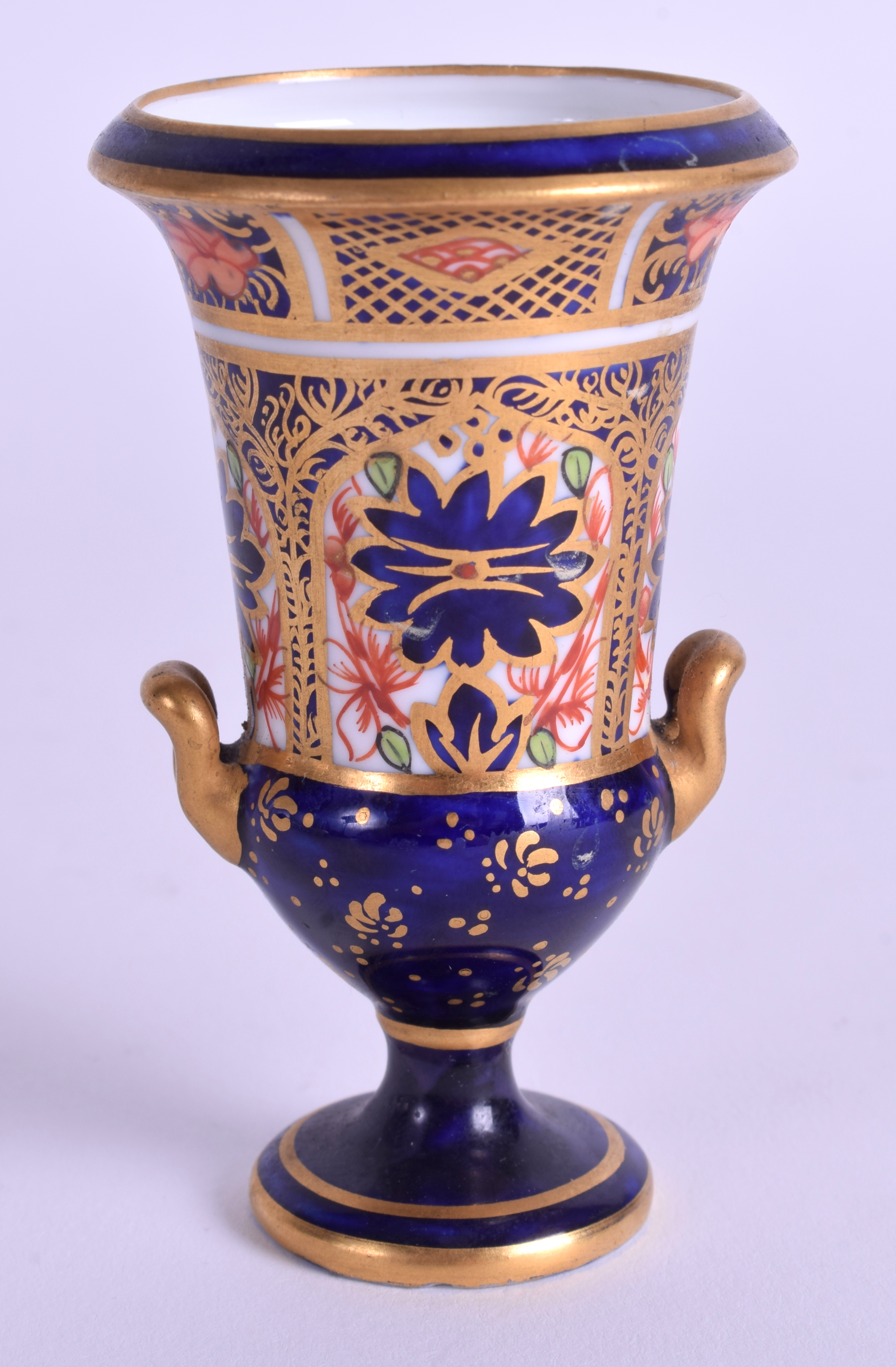 AN EARLY 20TH CENTURY ROYAL CROWN DERBY MINIATURE TWO HANDLED CAMPAGNA VASE pattern 1128. 7 cm high - Bild 2 aus 3