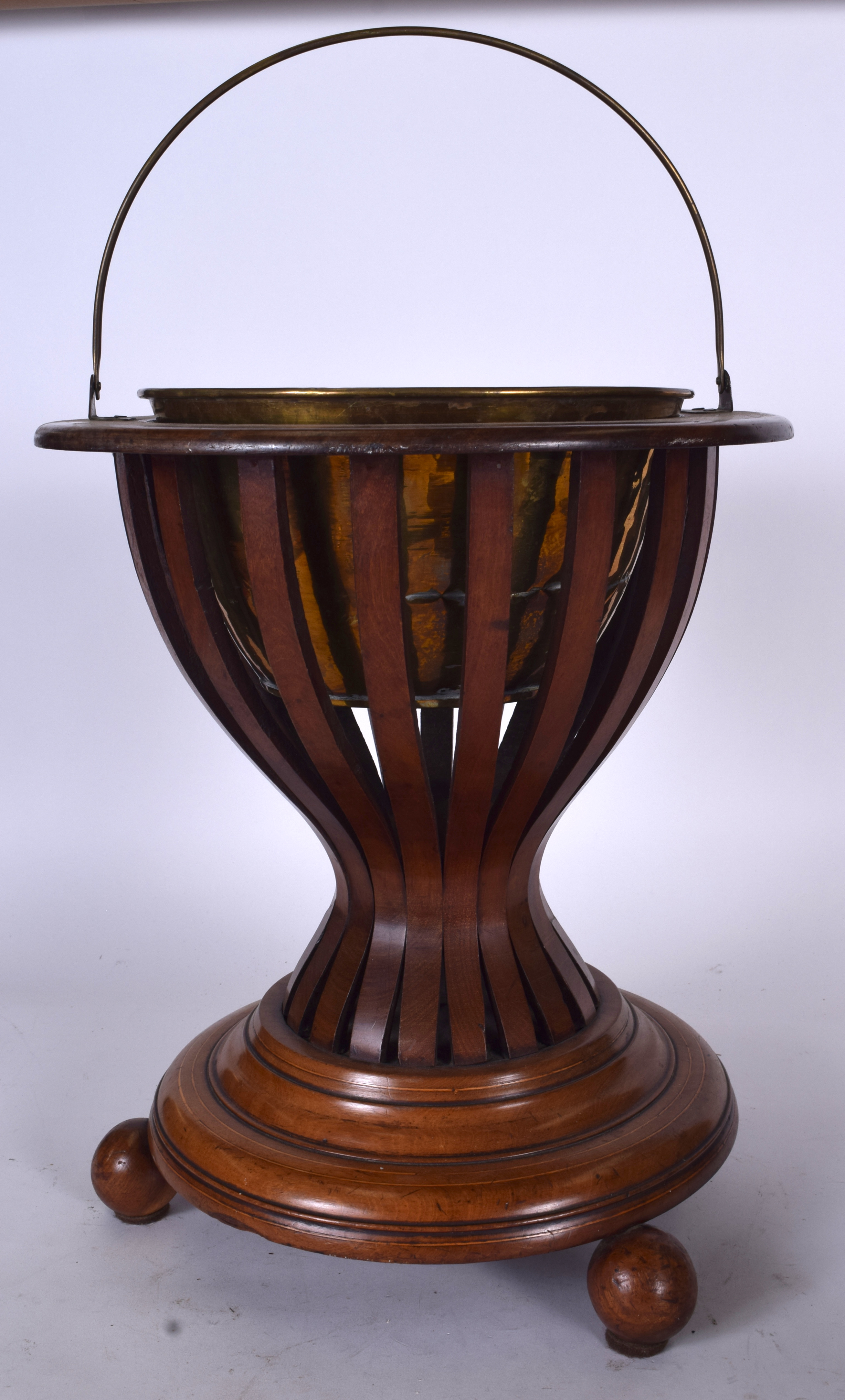 AN EARLY 20TH CENTURY WOODEN BUCKET, formed with brass liner and reeded body. 59 cm to handle.