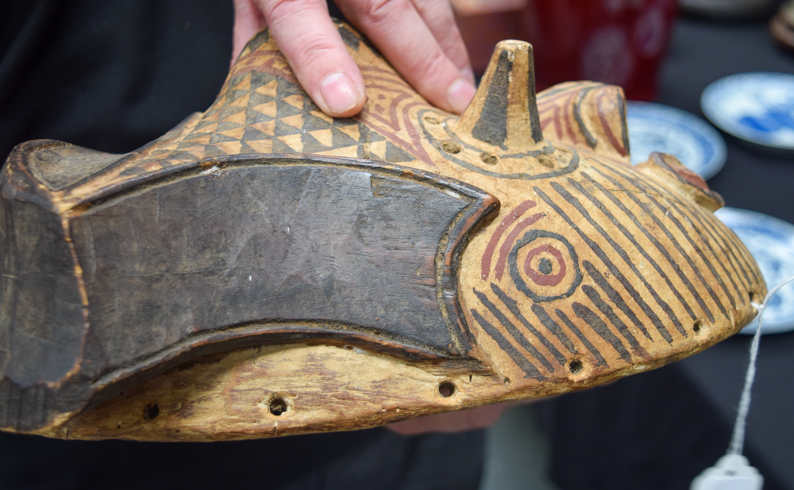 AN UNUSUAL TRIBAL AFRICAN POLYCHROMED WOOD MASK decorated with zig zag motifs. 30 cm x 21 cm. - Bild 8 aus 9