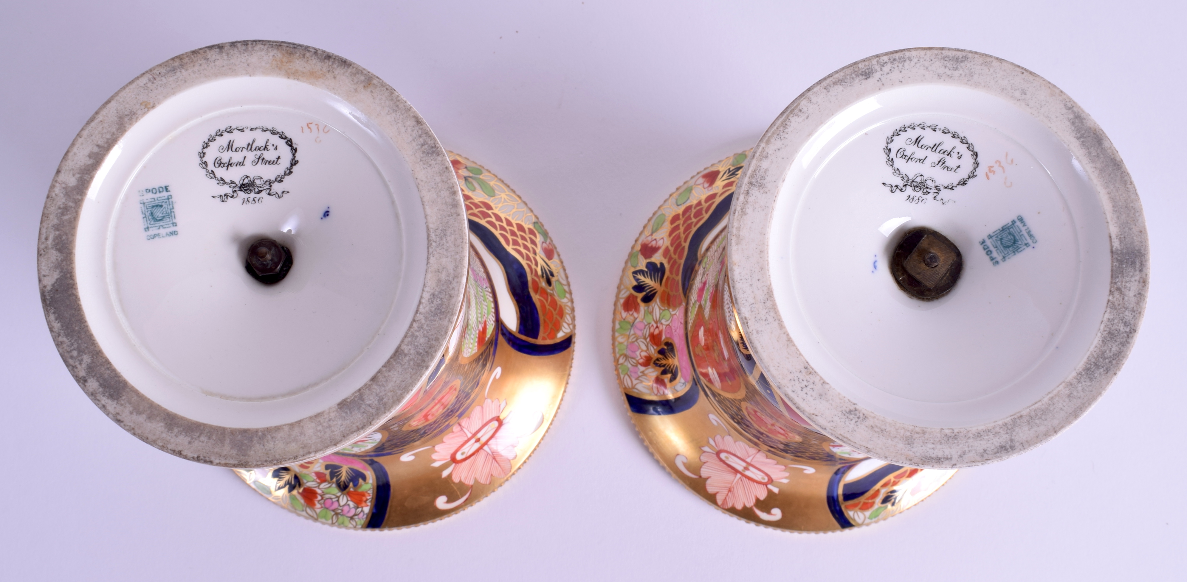 A GOOD PAIR 19TH CENTURY SPODE COPELAND GOBLET VASES painted with bright imari tones. 21 cm x 12 cm - Bild 4 aus 4