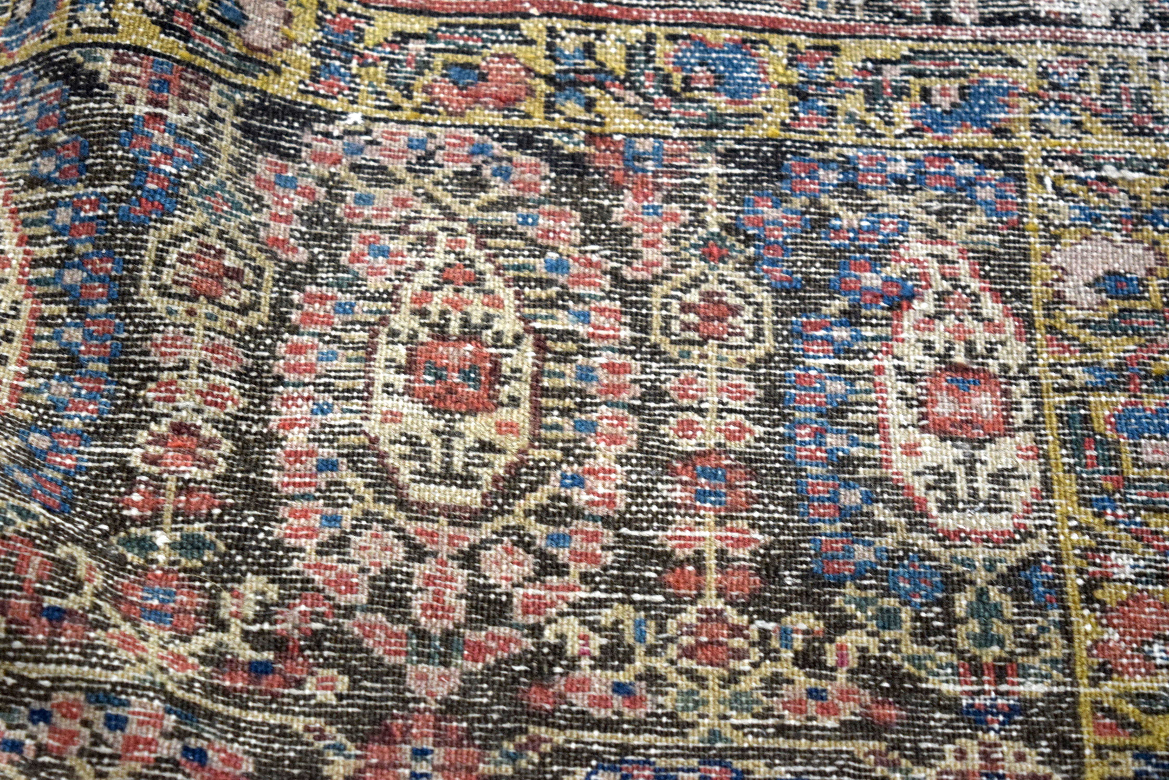 A 19TH CENTURY KURDISH BIDJAR RUNNER RUG, decorated with botah and extensive stylised foliage. 331 - Bild 5 aus 5