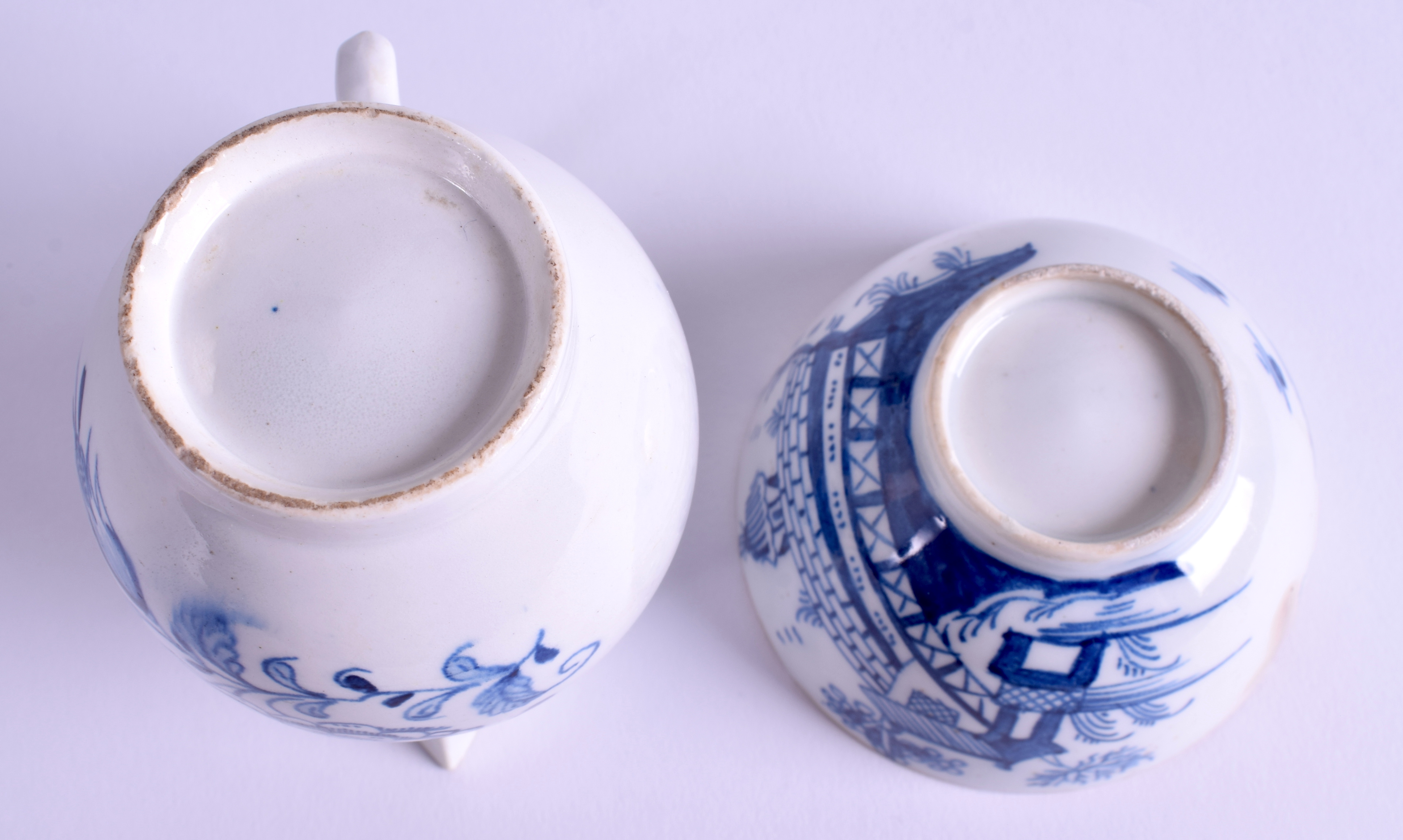 AN 18TH CENTURY LIVERPOOL BLUE AND WHITE SPARROWBEAK JUG together with an English porcelain teabowl - Bild 4 aus 4