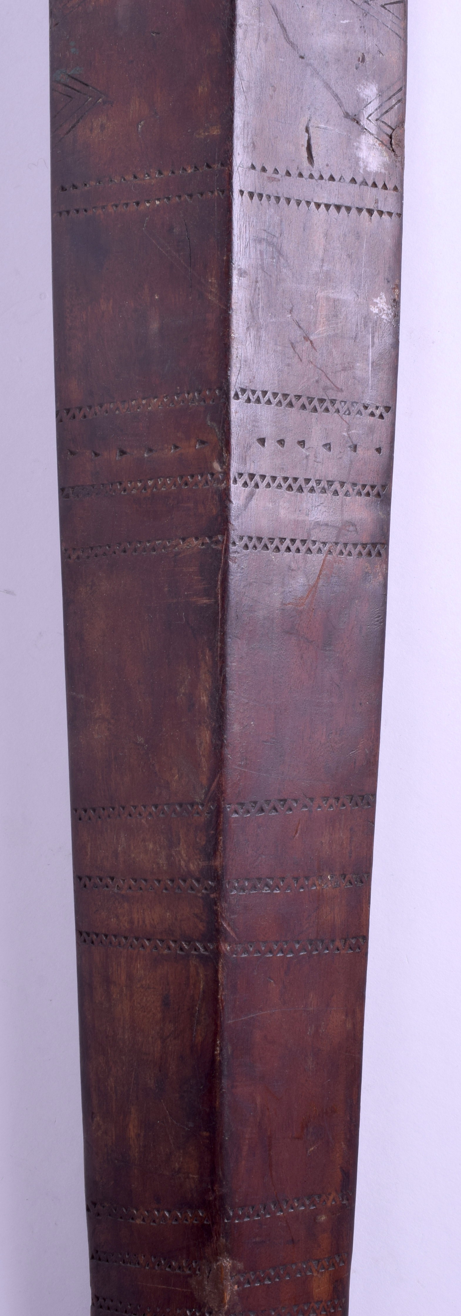 A 19TH CENTURY POLYNESIAN SOUTHSEA ISLANDS TRIBAL WOOD CLUB decorated with arrow head motifs. 129 c - Bild 2 aus 19