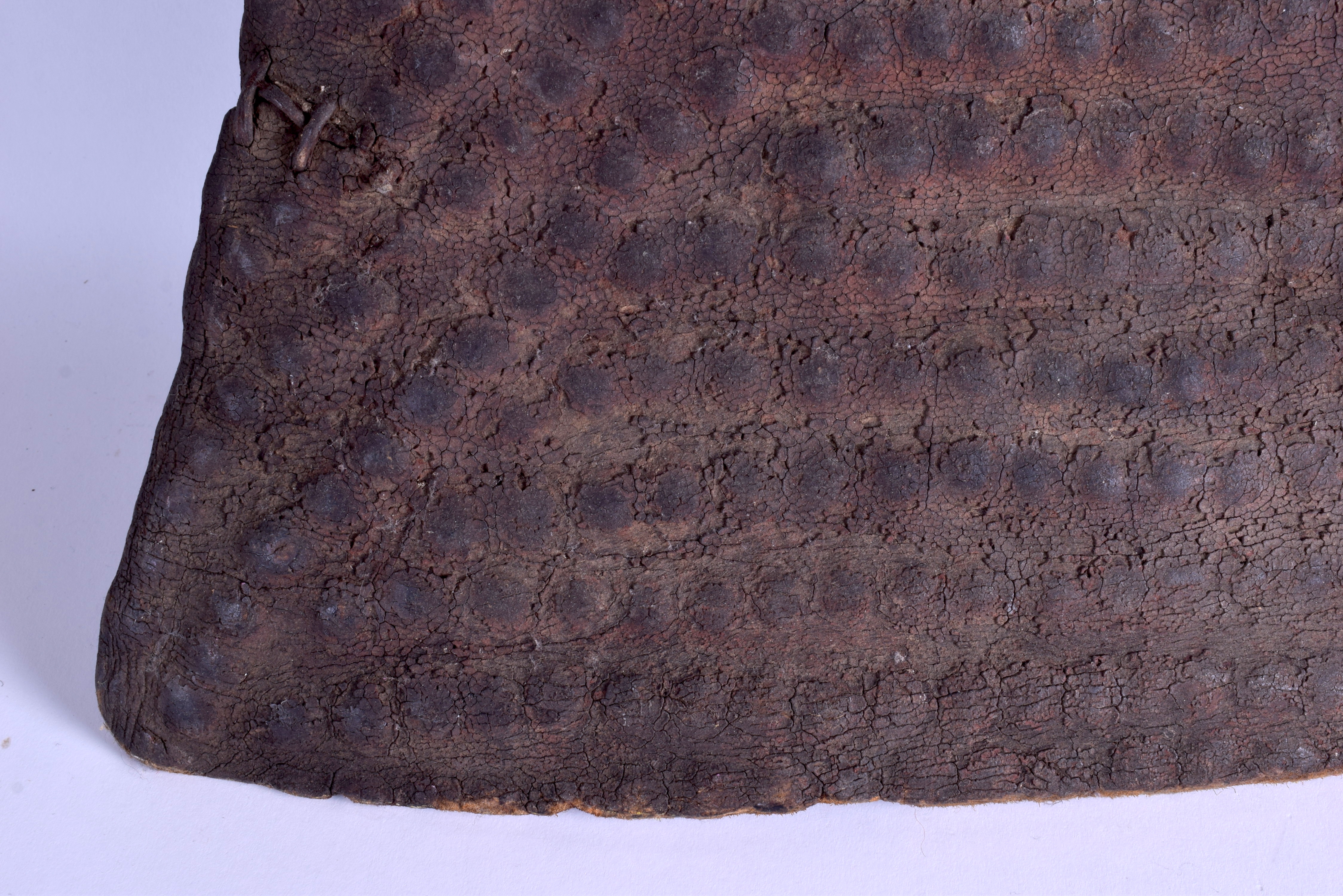 A 19TH CENTURY AFRICAN RHINOCEROS HORN HIDE SHIELD with dimpled decoration, possibly Ethiopian. 94 - Bild 4 aus 10