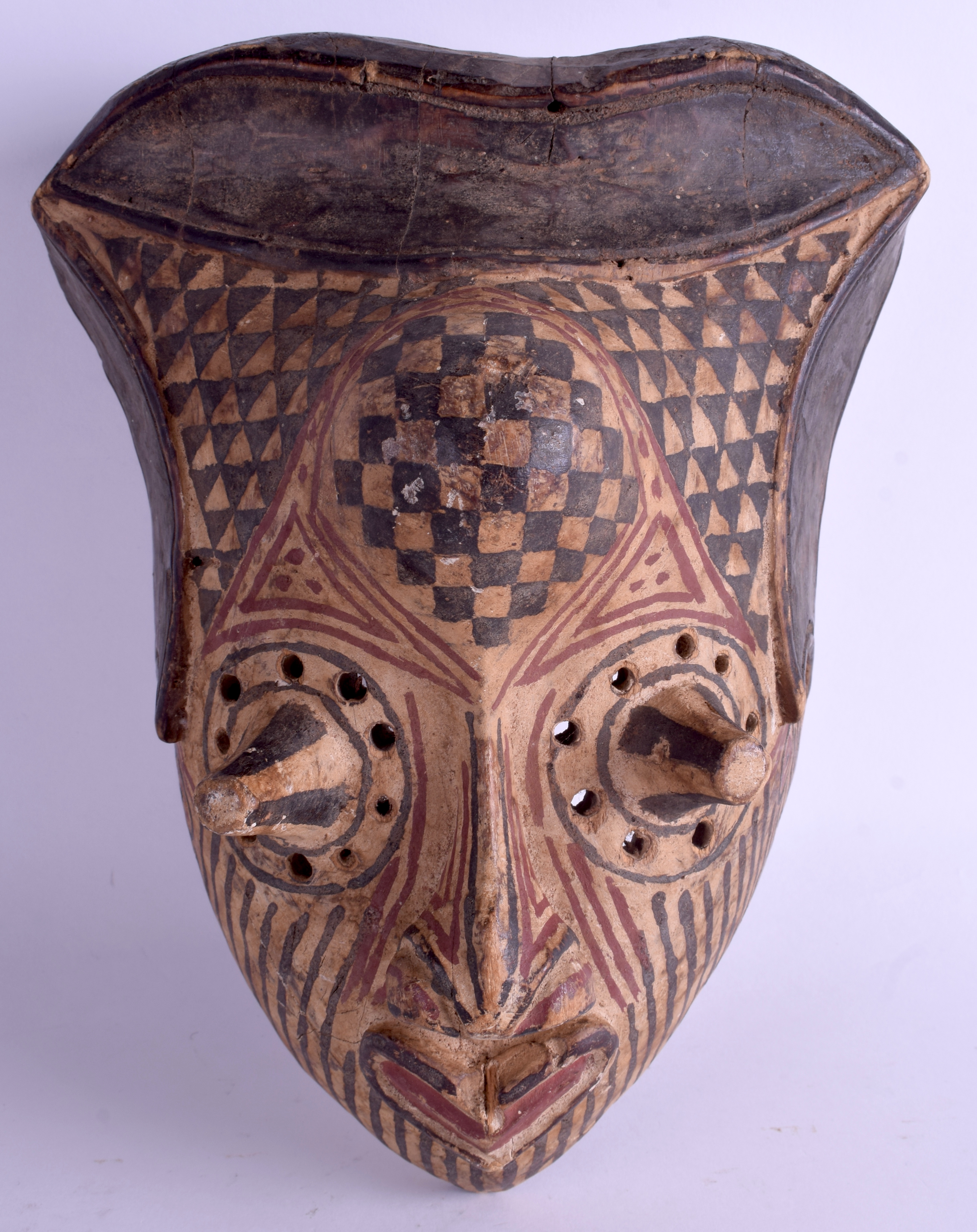 AN UNUSUAL TRIBAL AFRICAN POLYCHROMED WOOD MASK decorated with zig zag motifs. 30 cm x 21 cm.