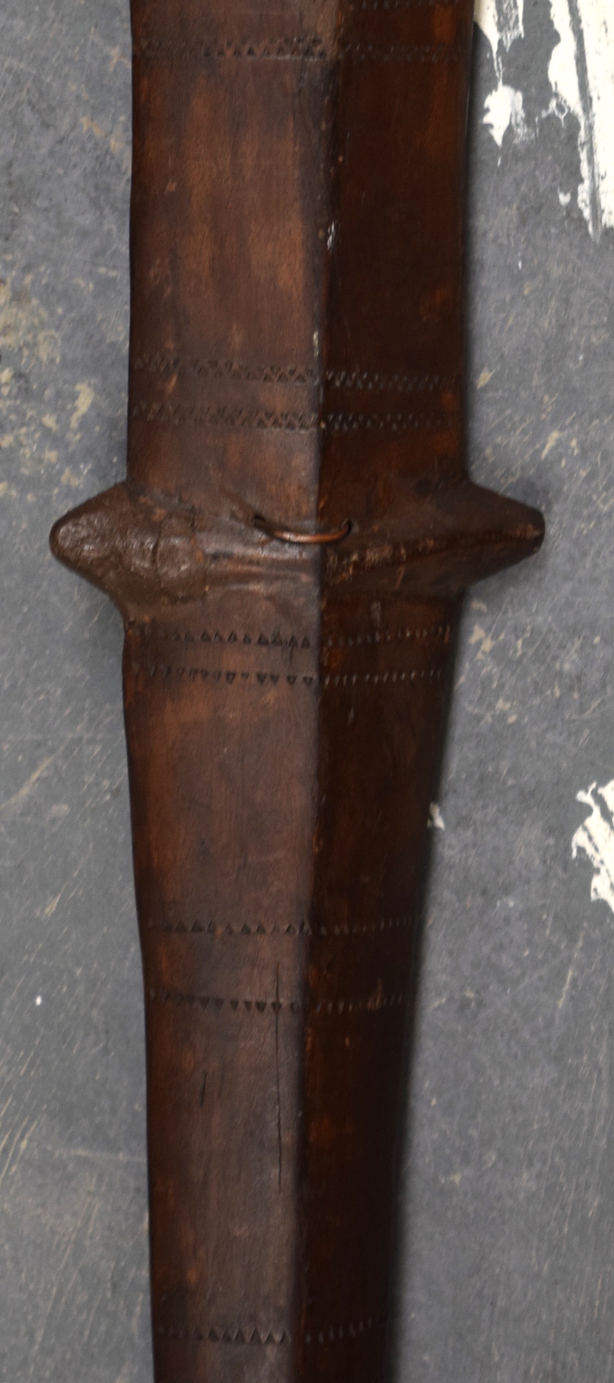 A 19TH CENTURY POLYNESIAN SOUTHSEA ISLANDS TRIBAL WOOD CLUB decorated with arrow head motifs. 129 c - Bild 18 aus 19