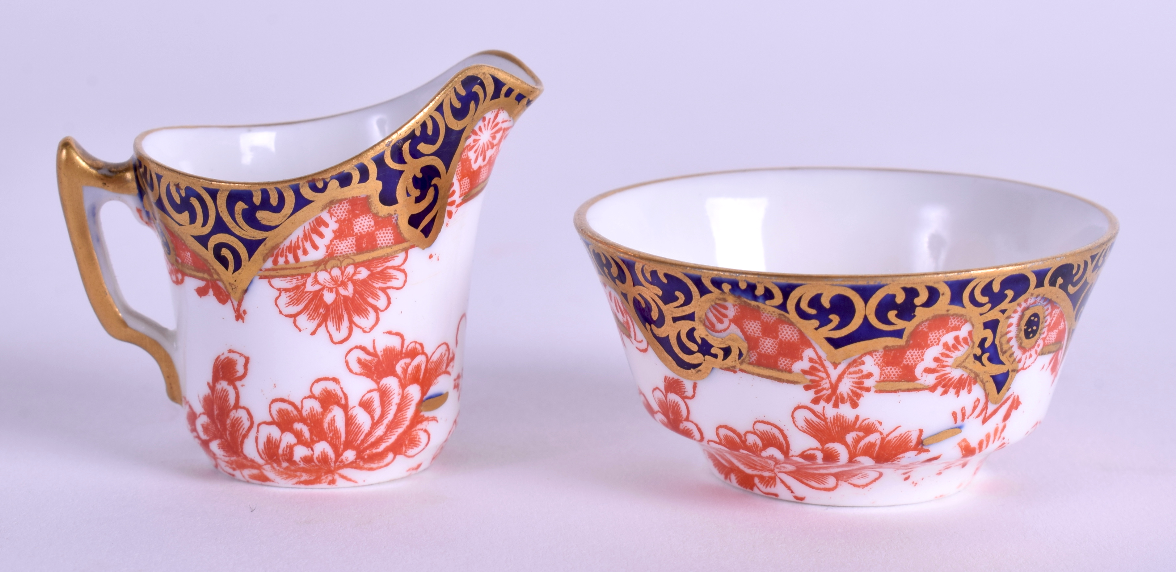 AN EARLY 20TH CENTURY ROYAL CROWN DERBY MINIATURE JUG AND BASIN in the imari taste. 5 cm & 3 cm wid - Bild 2 aus 3