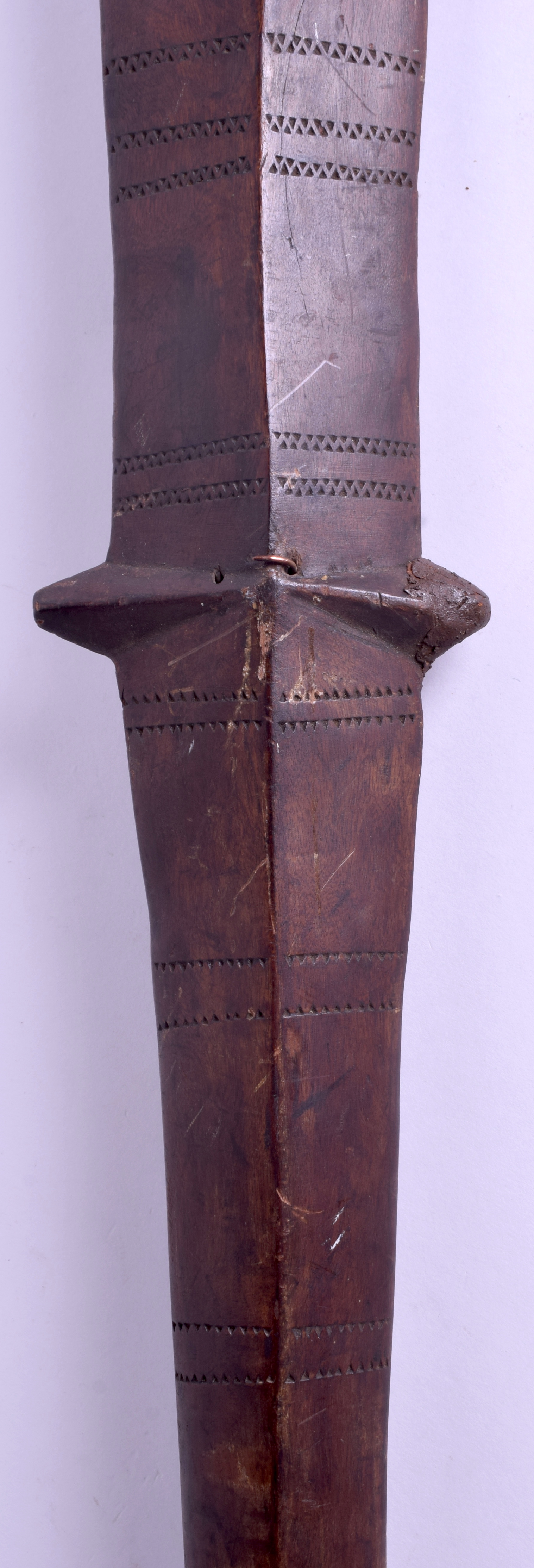 A 19TH CENTURY POLYNESIAN SOUTHSEA ISLANDS TRIBAL WOOD CLUB decorated with arrow head motifs. 129 c - Bild 8 aus 19